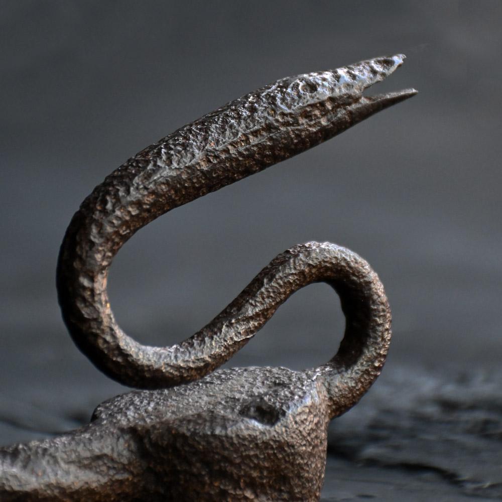 Fer forgé Heurtoir de porte en forme de serpent du 18e siècle en vente