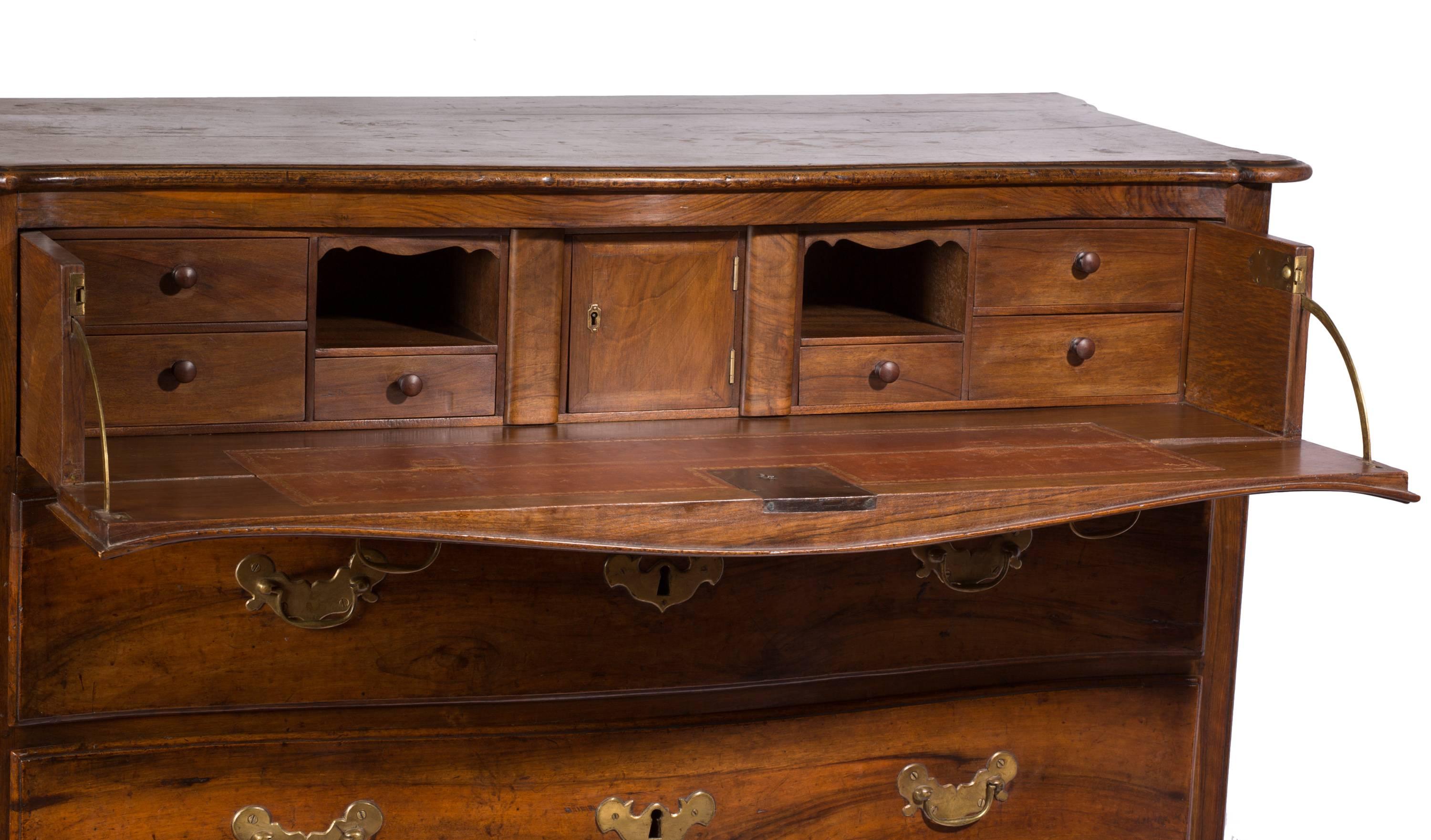 Serpentine Bow Front Butler's Desk oder Bureau Desk aus dem 18. (18. Jahrhundert und früher) im Angebot