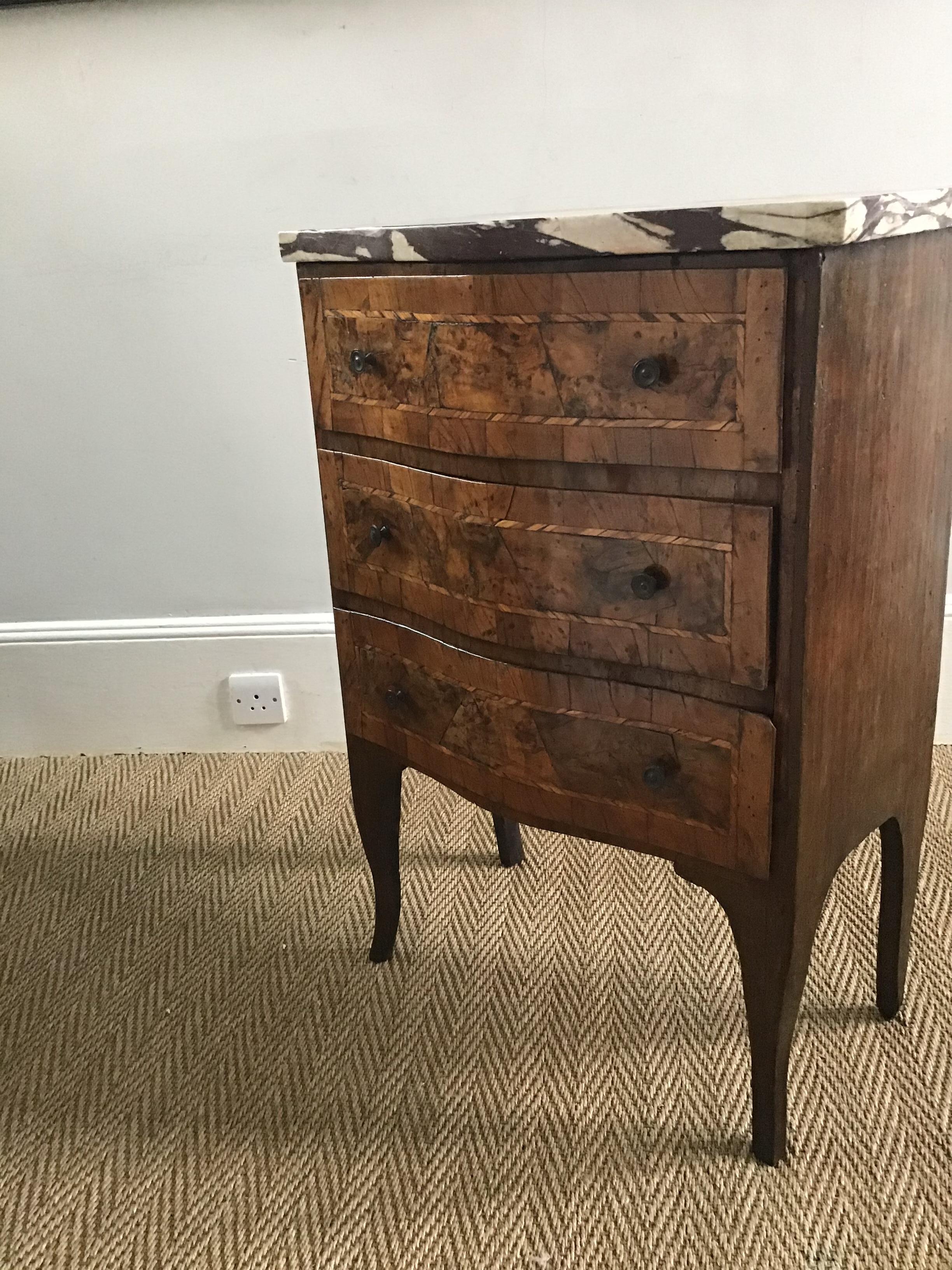 18th Century Serpentine Burr Olive Wood Maltese Petite Commode In Good Condition For Sale In London, GB
