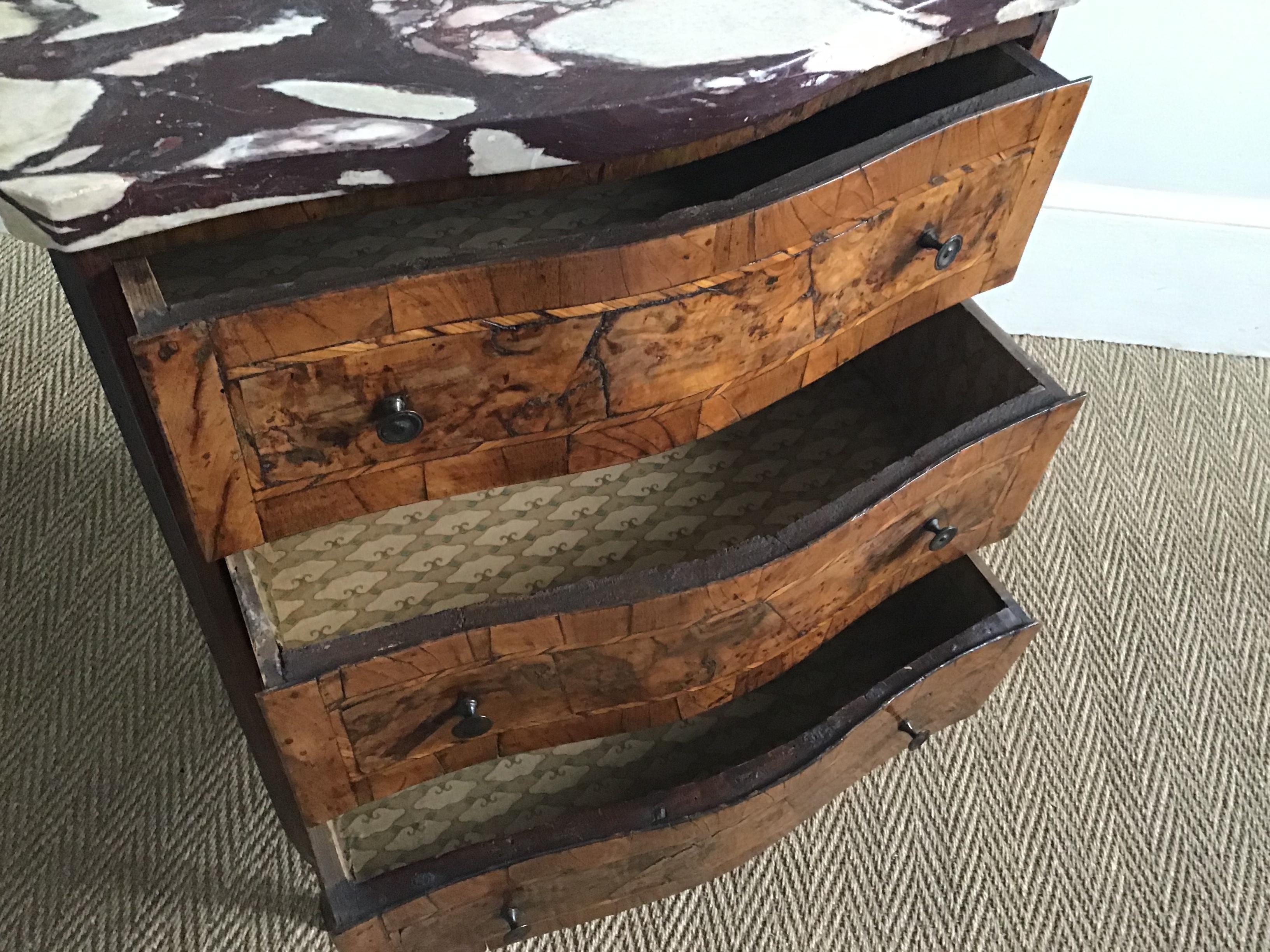 18th Century Serpentine Burr Olive Wood Maltese Petite Commode For Sale 3