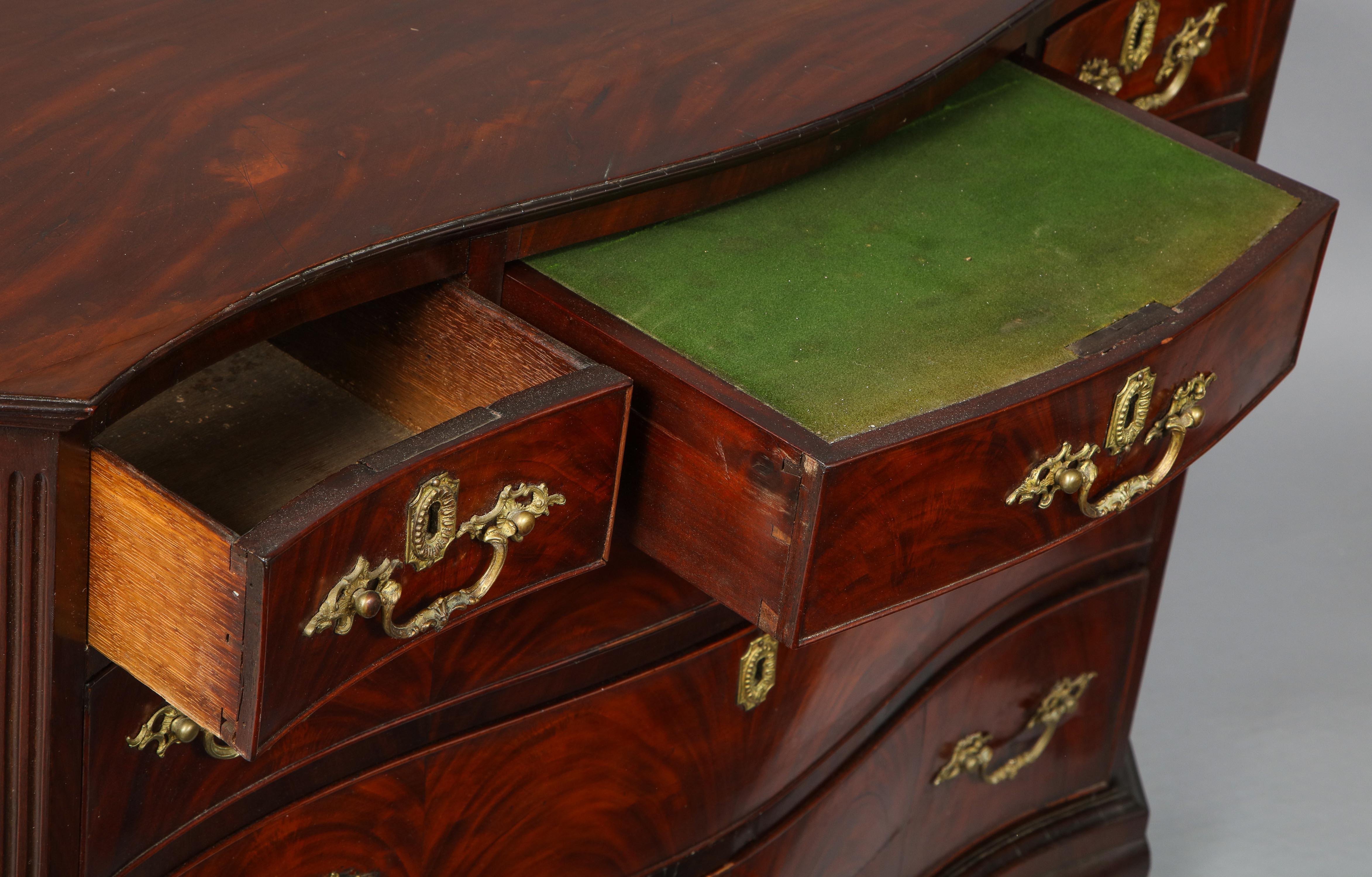 18th Century Serpentine Chest For Sale 5