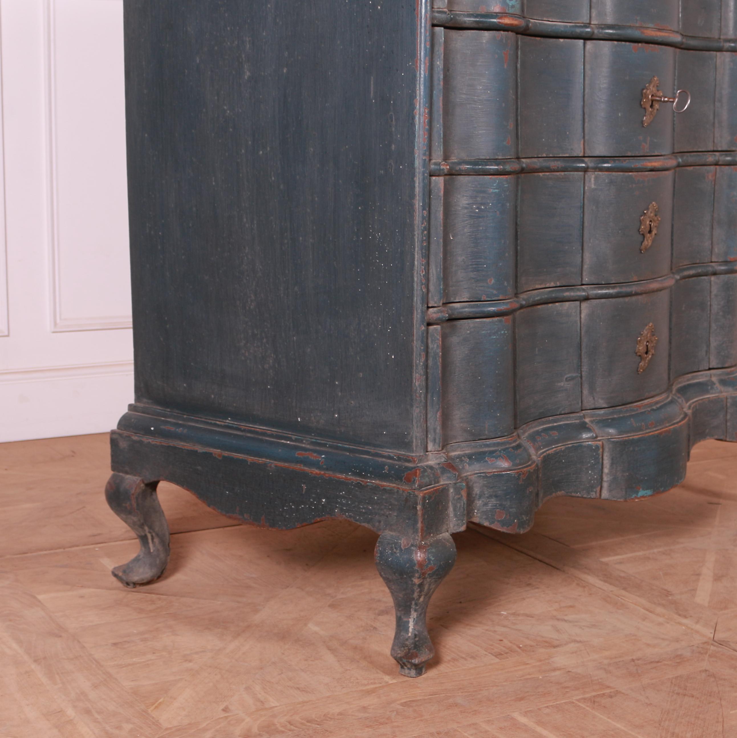 Good 18th C Danish painted oak serpentine front four drawer commode. 1780.

Dimensions
50 inches (127 cms) wide
26 inches (66 cms) deep
44 inches (112 cms) high.

      