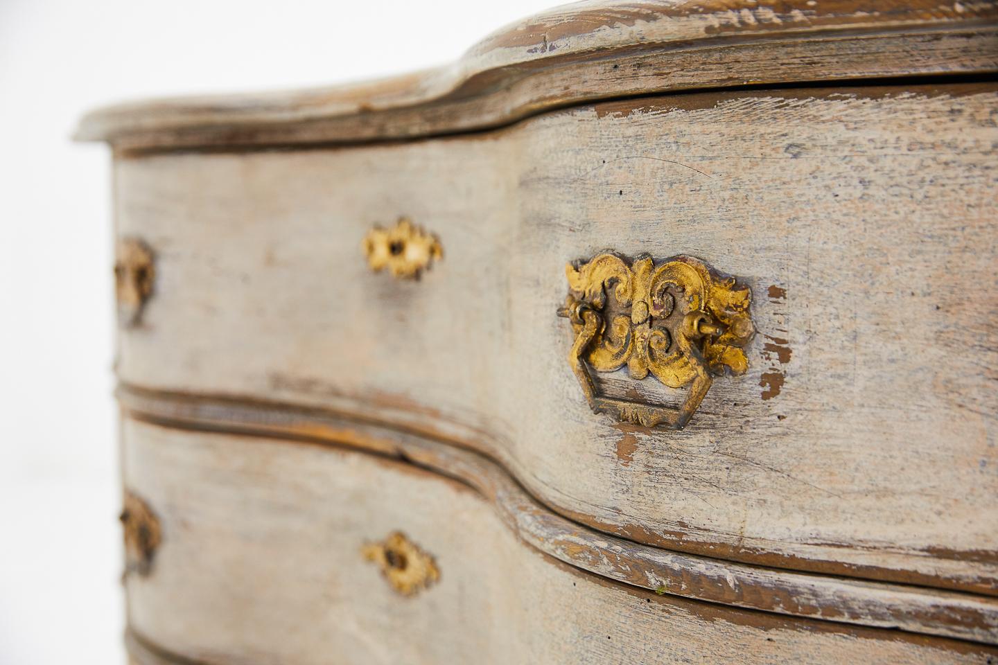 18th Century Serpentine Commode In Good Condition In Husbands Bosworth, Leicestershire