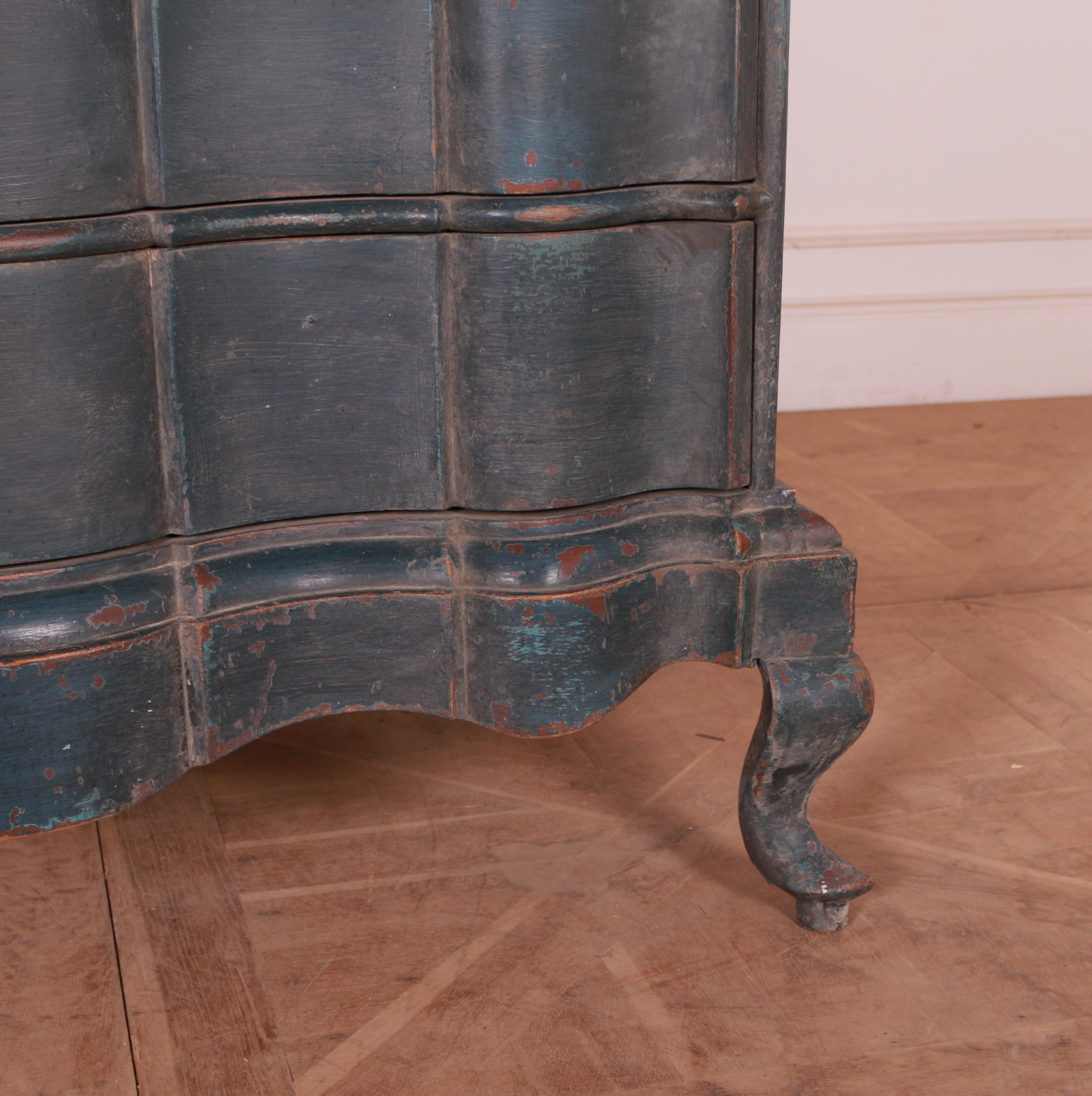 18th Century Serpentine Commode In Good Condition In Leamington Spa, Warwickshire