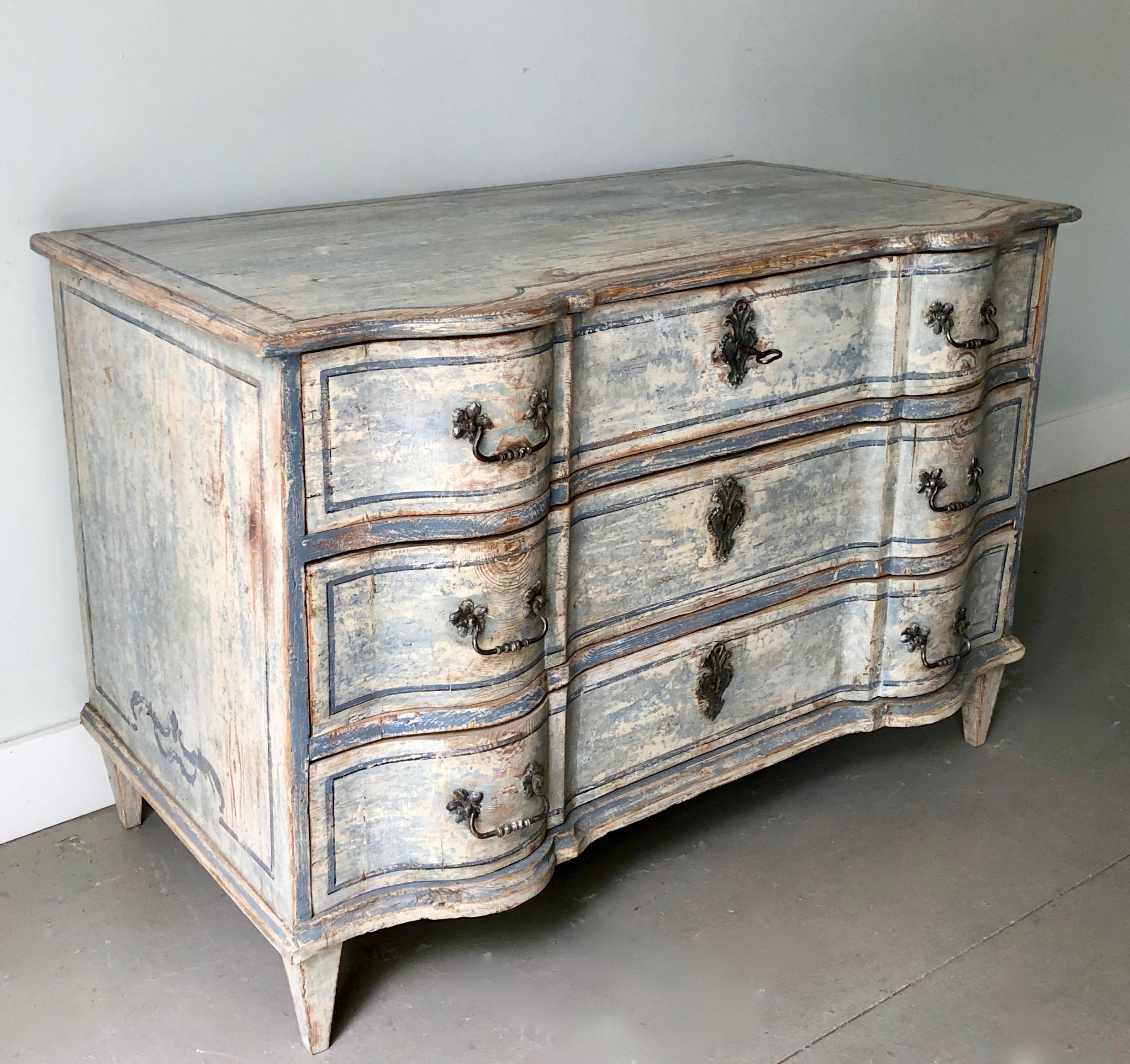 Handsome 18th century German Baroque chest of drawers with elegantly proportioned detailed drawer fronts, with original hardware’s, tapered feet all in wonderful hand rubbed later patina.
 
  