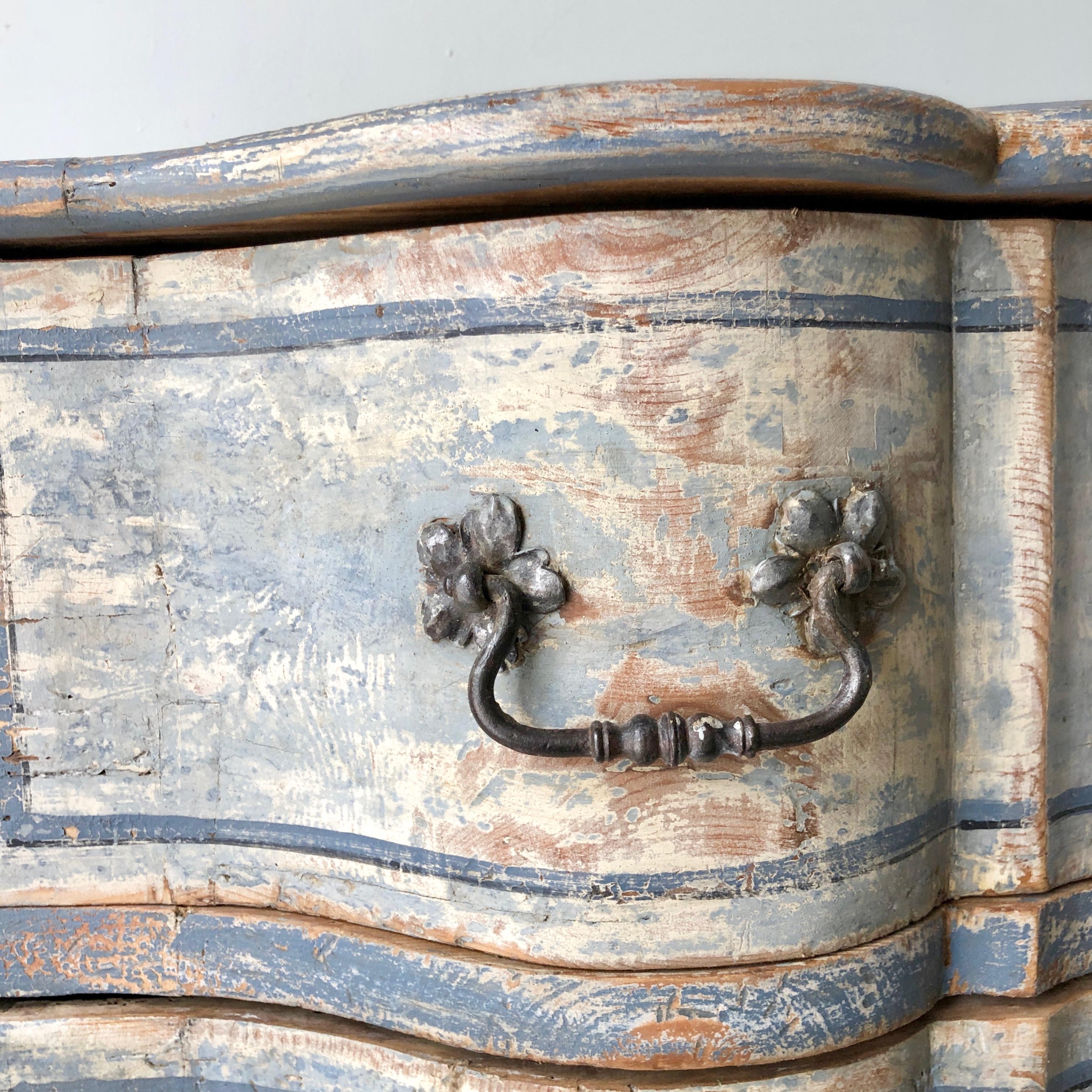 18th Century and Earlier 18th Century Serpentine Front Chest of Drawers