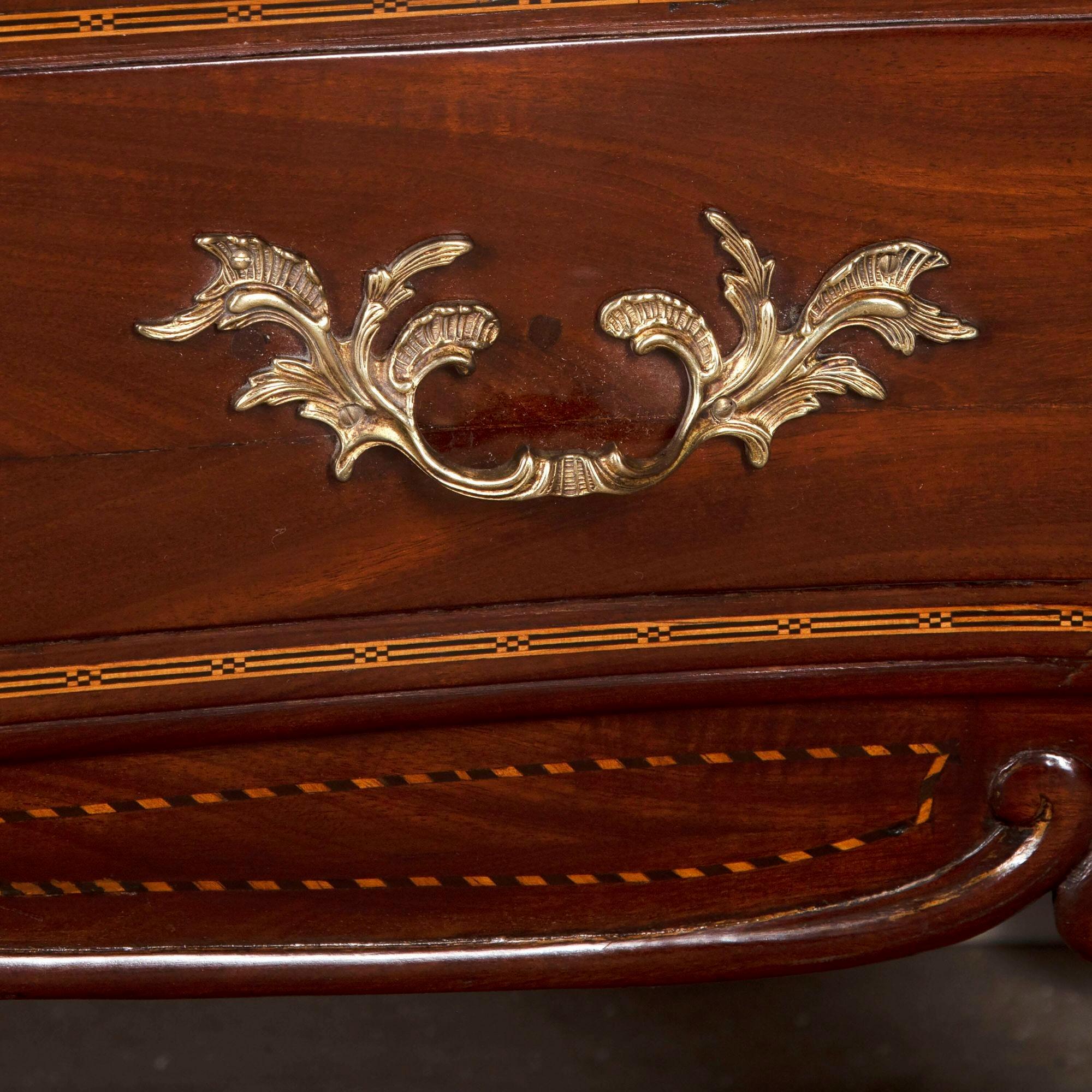 18th Century Serpentine Front Commode For Sale 4
