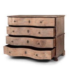 Commode danoise du 18ème siècle à façade serpentine
