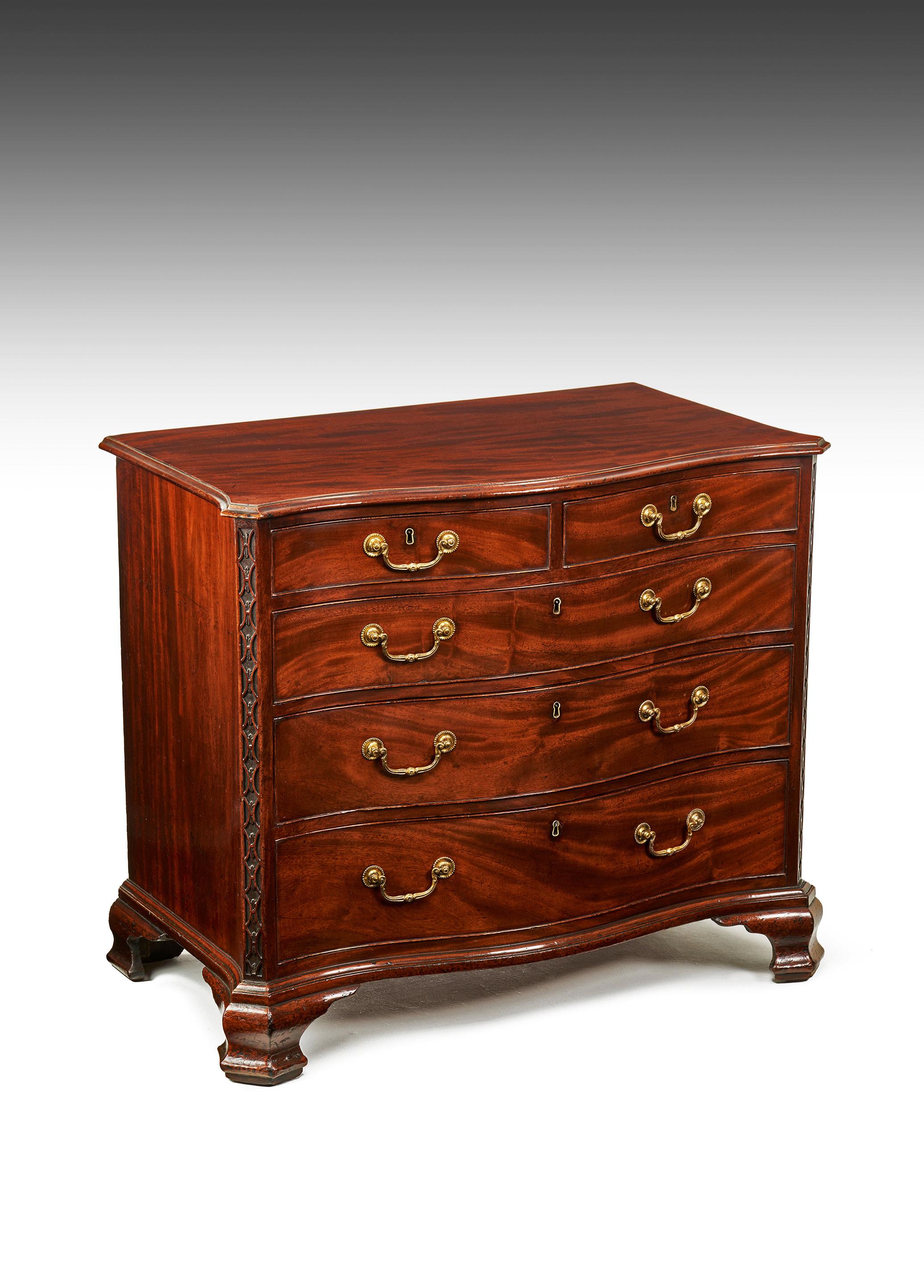 Fine antique Chippendale period 18th century serpentine mahogany chest of drawers of excellent proportions, retaining its original OG bracket feet and ornate gilt brass handles.

English, Circa 1760-70, George III.

Of a very desirable size this