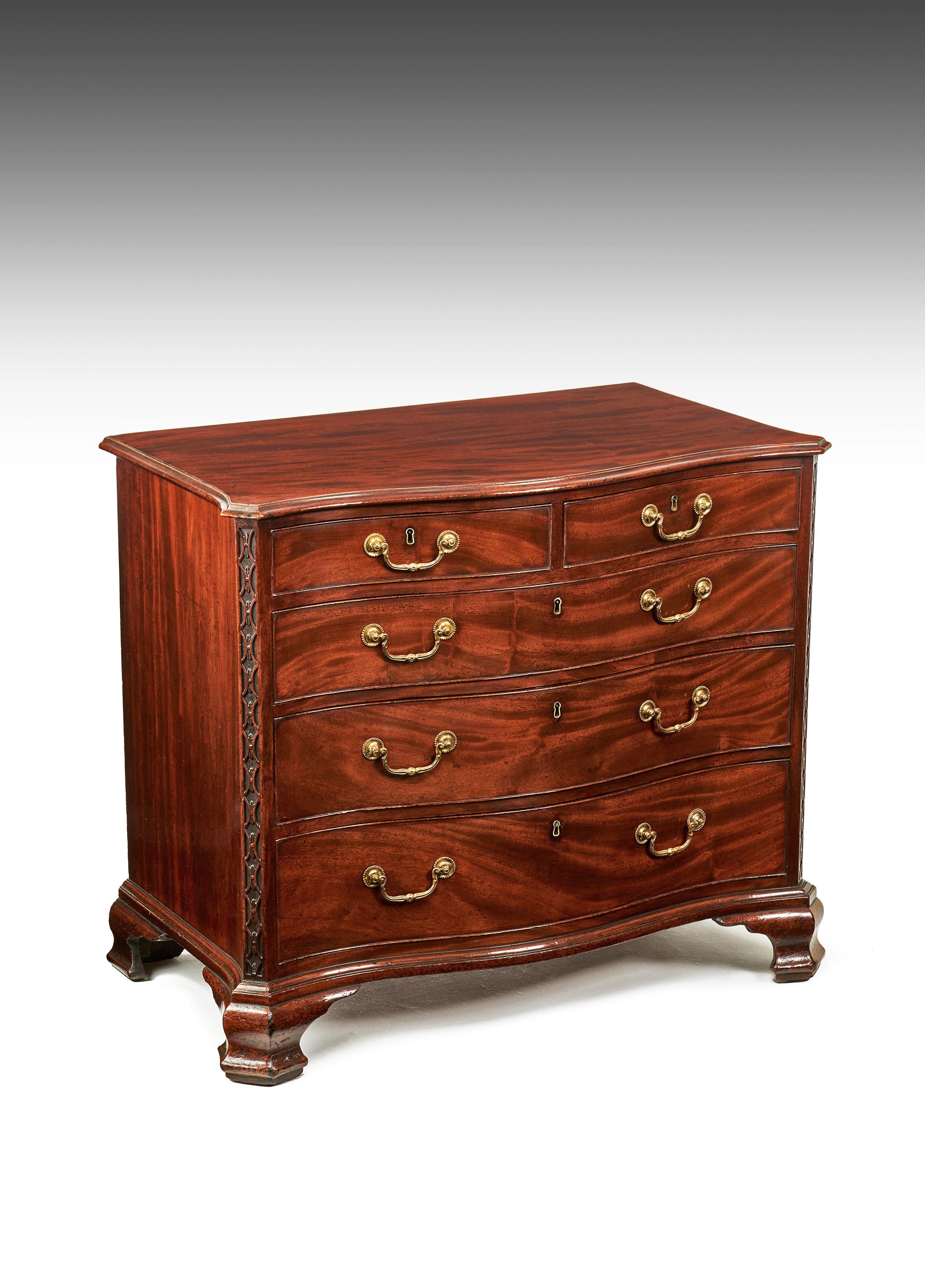 Fine antique Chippendale period 18th century serpentine mahogany chest of drawers of excellent proportions, retaining its original OG bracket feet and ornate gilt brass handles.

English, circa 1760-1970, George III.

Of a very desirable size
