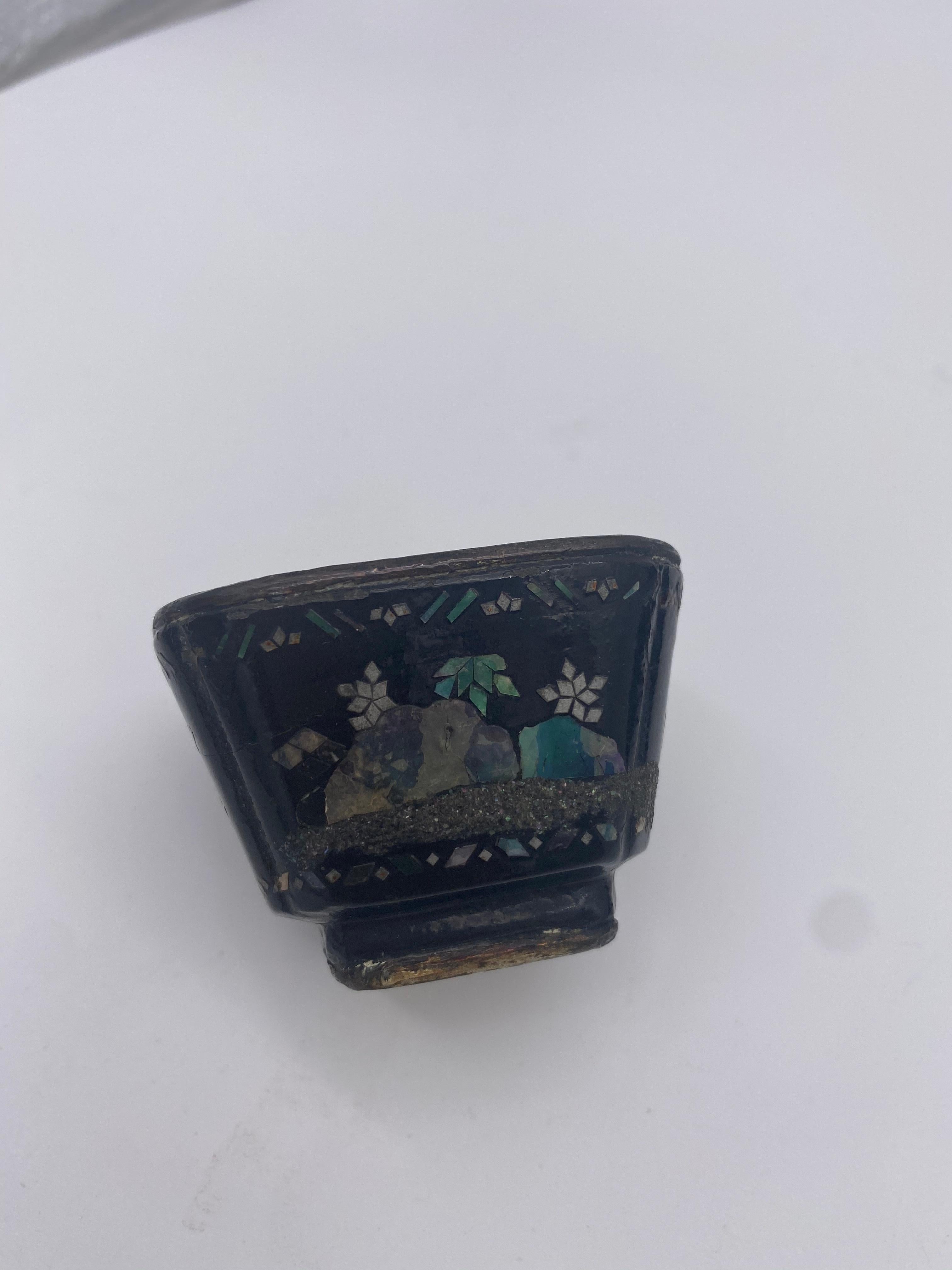 ensemble de 8 coupes chinoises en laque d'argent du 17ème siècle avec nacre de perles en vente 2
