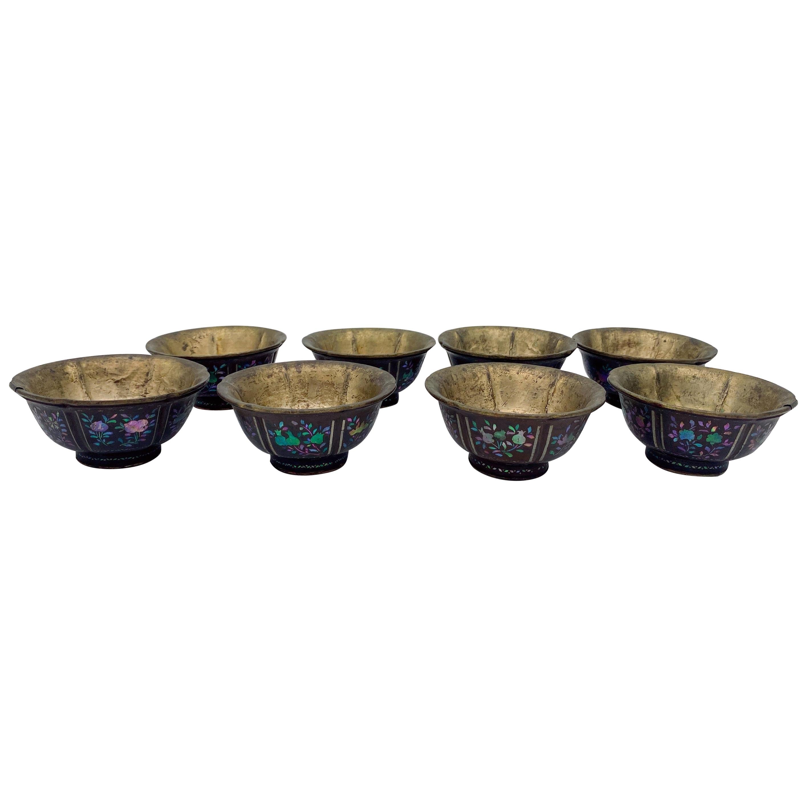 Ensemble de 8 bols chinois en laque argentée avec incrustation de nacre, datant du 18e siècle