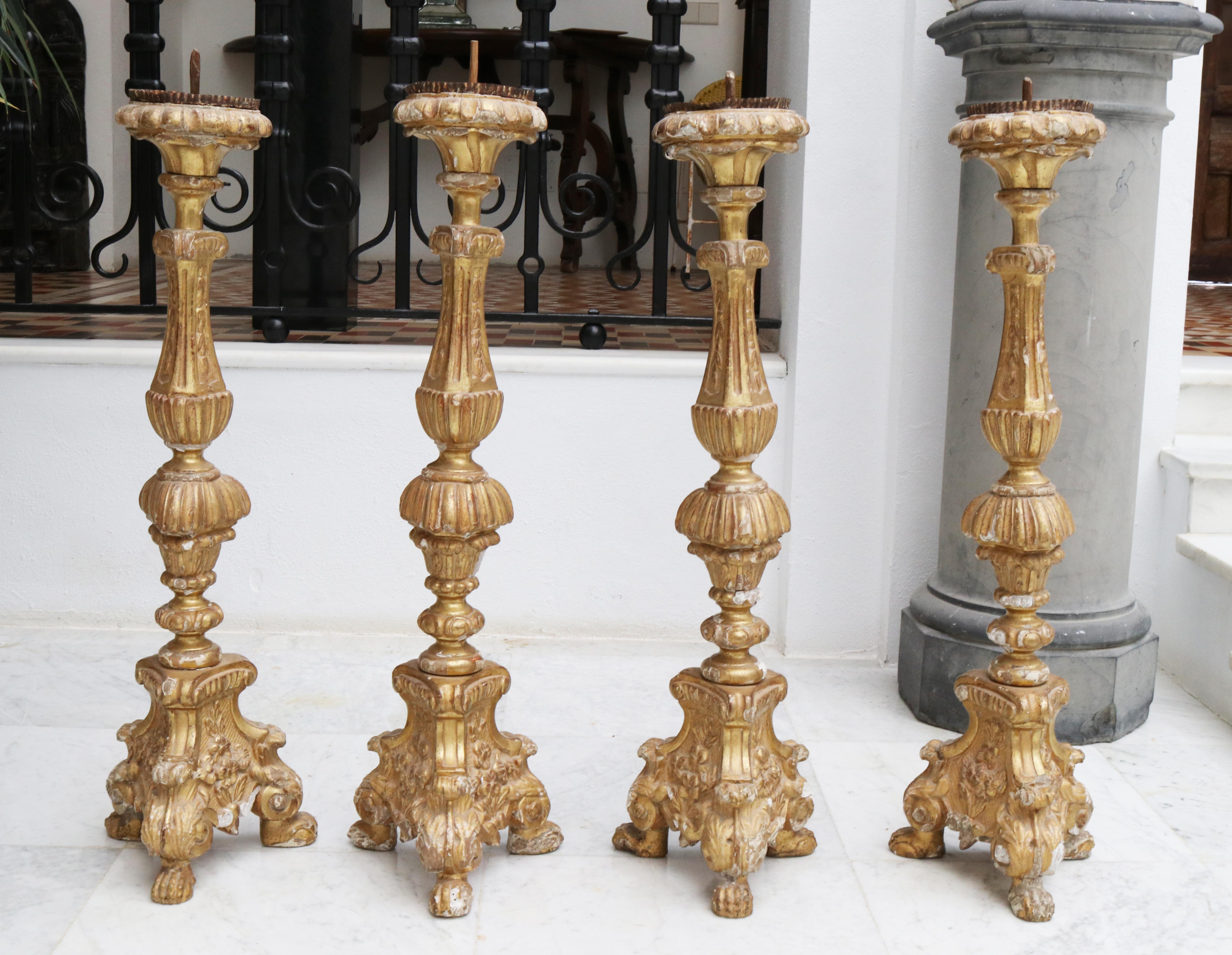 18. Jahrhundert:: bestehend aus vier spanischen vergoldeten hölzernen Kerzenstöcken:: die mit einem Schutz aus Metallblech versehen sind.