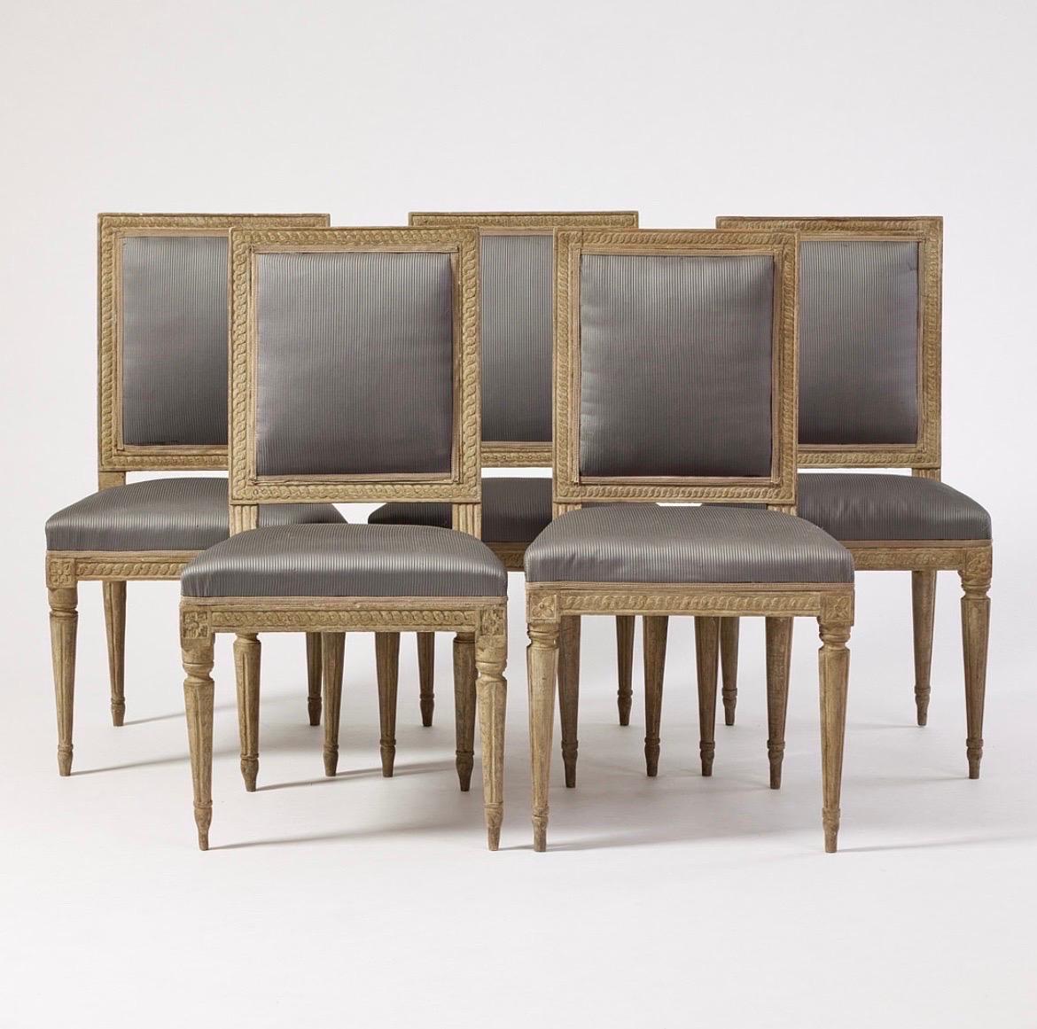 Conjunto de seis elegantes y excepcionales sillas suecas del periodo gustaviano, dos de las cuales llevan la marca de Melchior Lundberg, fabricante de sillas de Estocolmo (1714-1816). Decoración xilográfica, respaldo rectangular con decoración de