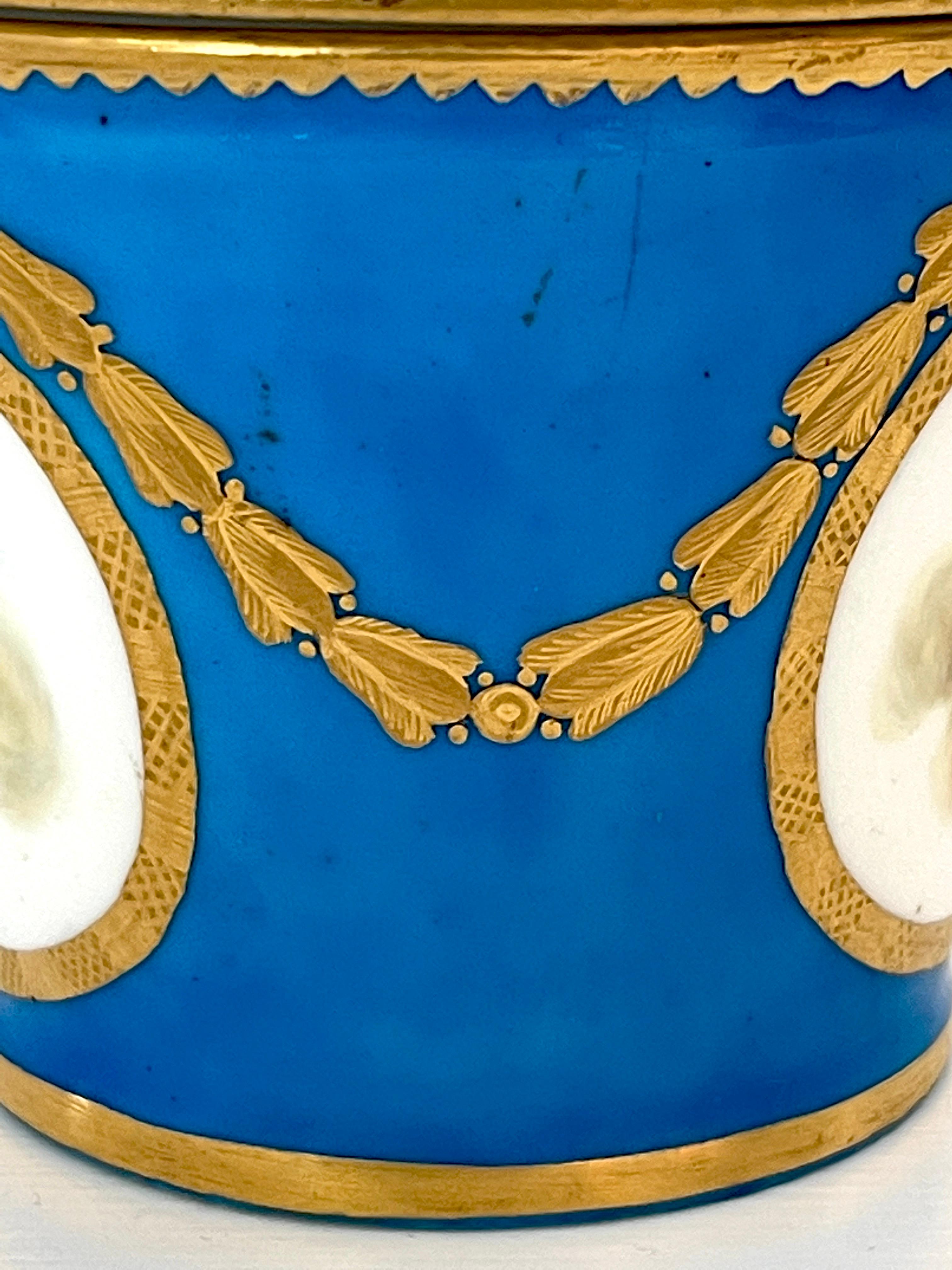 18. Jahrhundert Sèvres Blau Celeste Putti Motiv Zuckerdose 1767, Sonderbestellung im Zustand „Gut“ im Angebot in West Palm Beach, FL