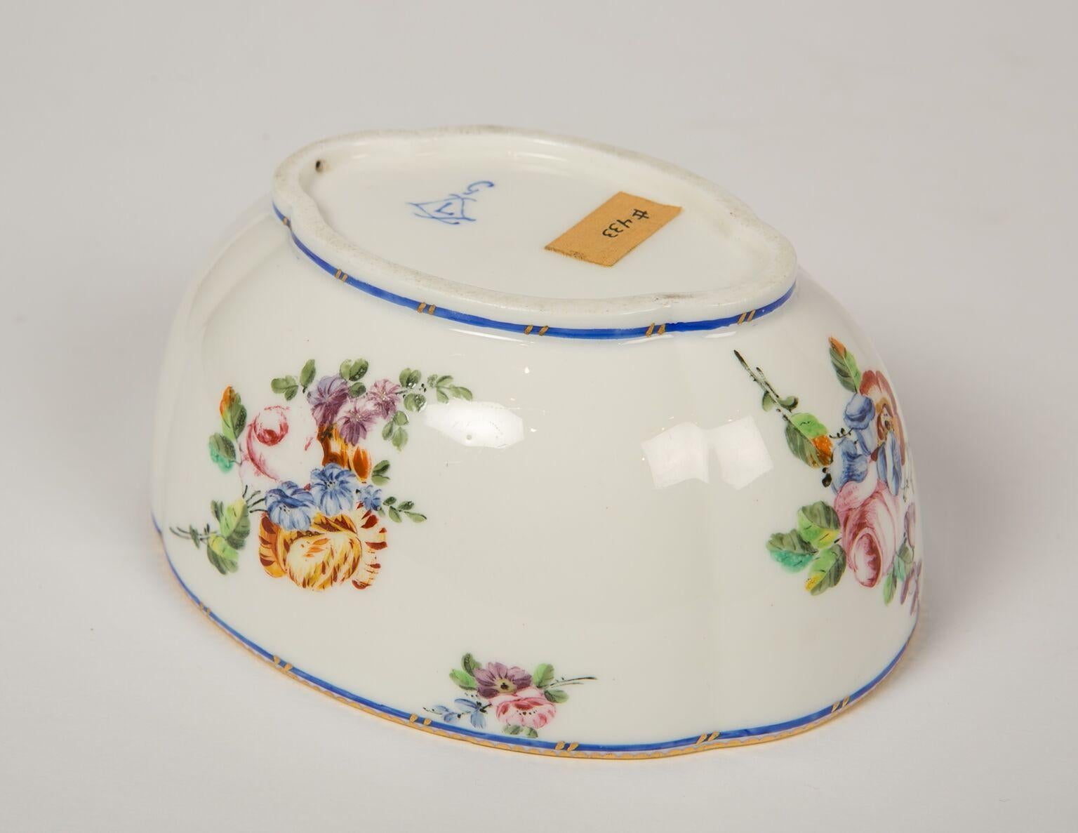 18th Century Sèvres Covered Bowl Made in 1764 4