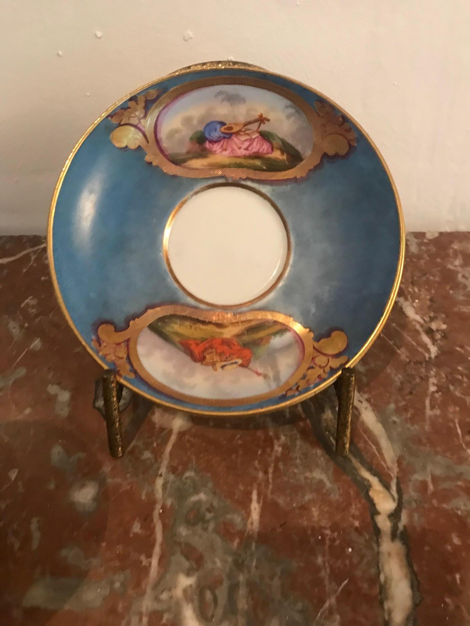 18th Century Sevres Cup and Saucer In Good Condition For Sale In London, GB