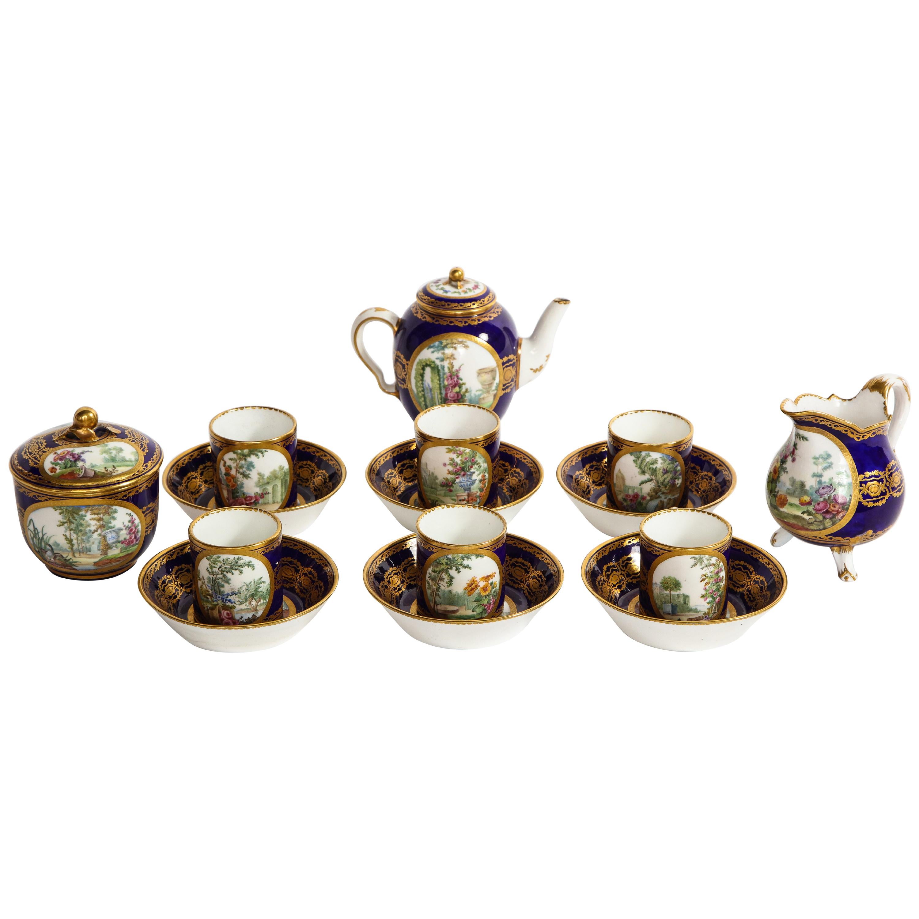 Service à thé complet en porcelaine de Sèvres du XVIIIe siècle, avec marque de peintres et de guildes