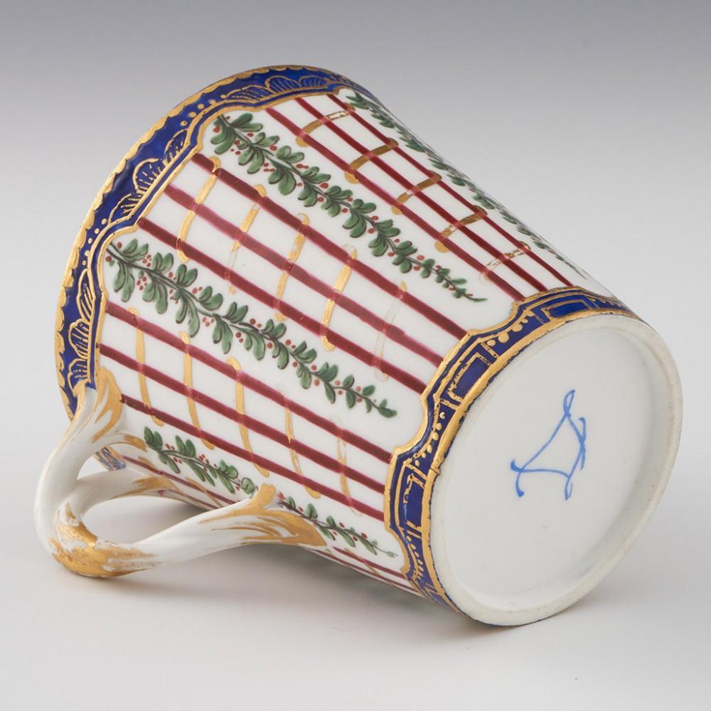 Tasse et soucoupe Trembleuse en porcelaine de Sèvres Première taille  en vente 4