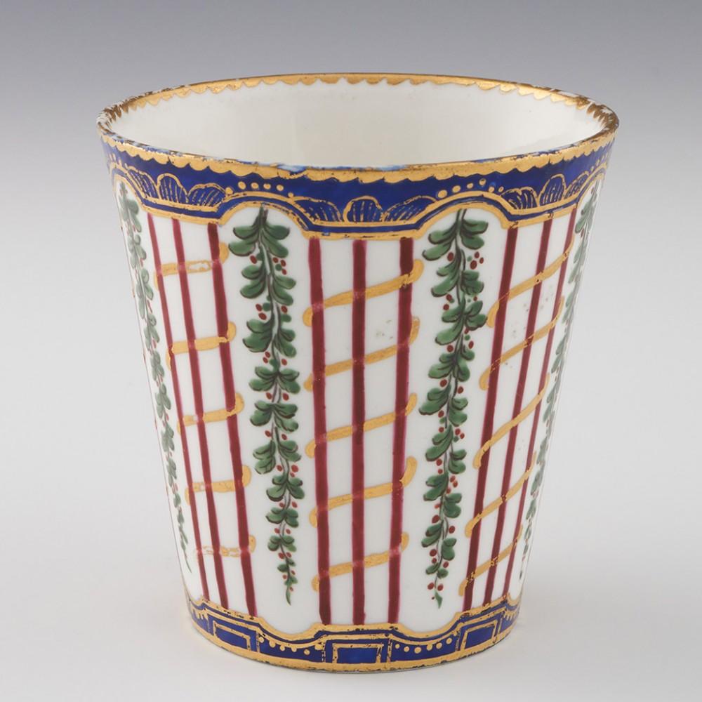 Porcelaine Tasse et soucoupe Trembleuse en porcelaine de Sèvres Première taille  en vente