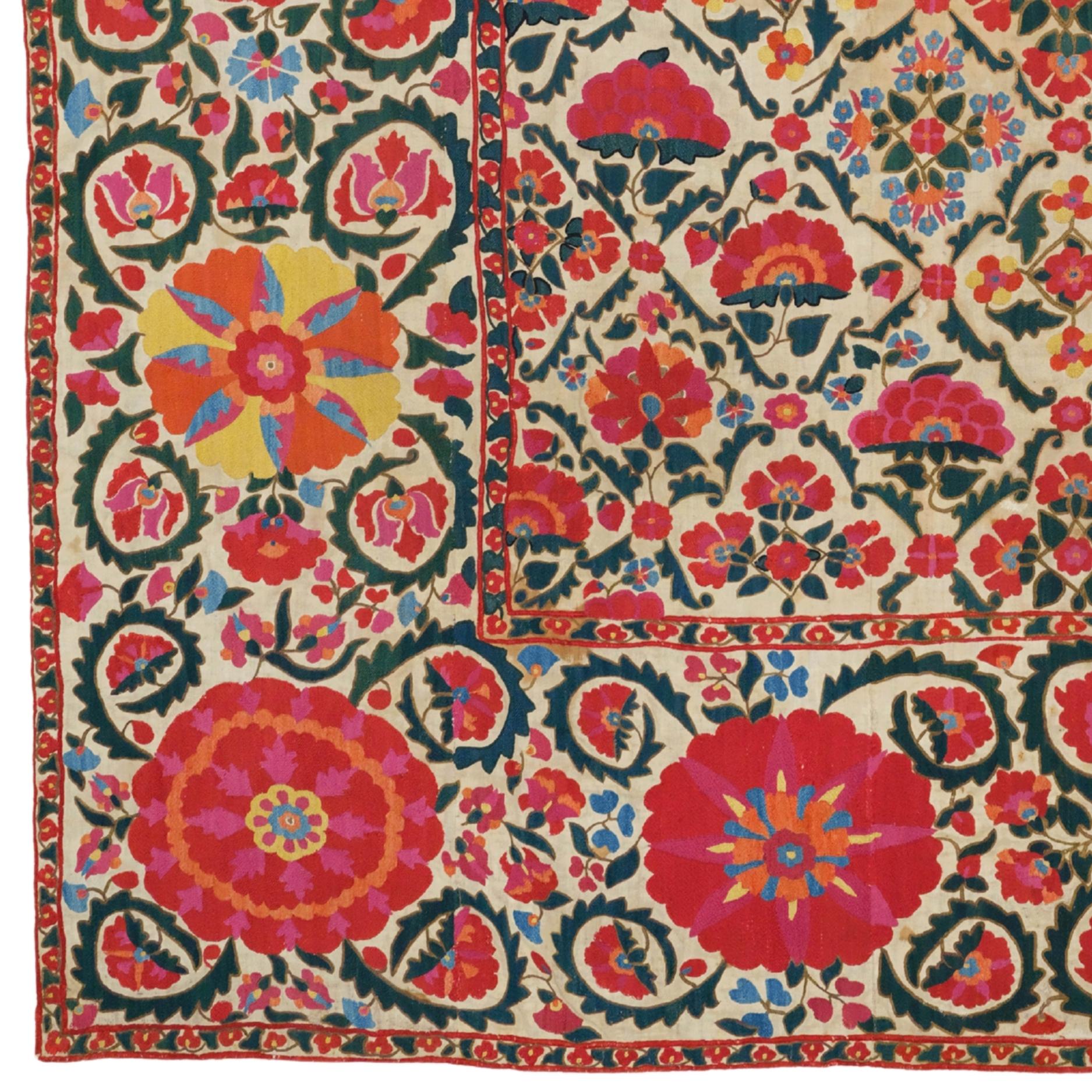 Shahrisyabz Suzani du 18e siècle

Ce textile Suzani ancien de Shakhrisabz est un exemple remarquable de l'artisanat d'Asie centrale. Originaire de la région de Shakhrisabz en Ouzbékistan, ce Suzani présente des motifs complexes brodés à la main qui