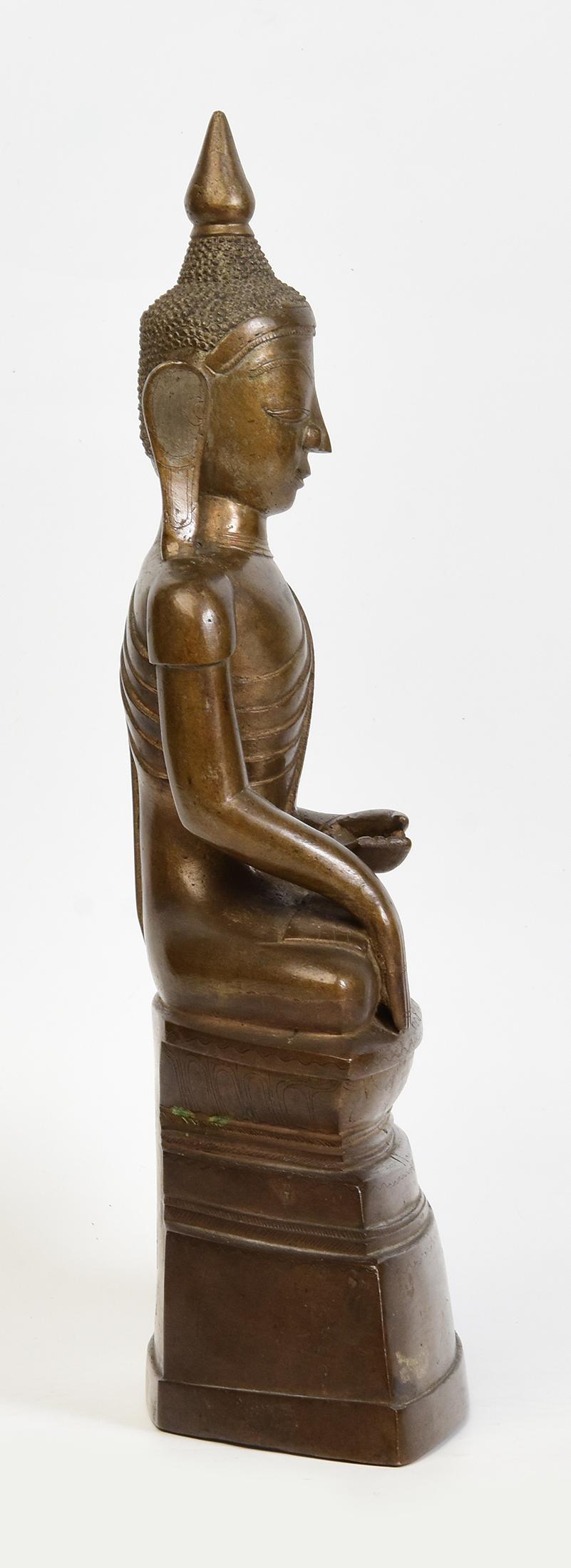 18th Century, Shan, Antique Burmese Bronze Seated Buddha For Sale 5
