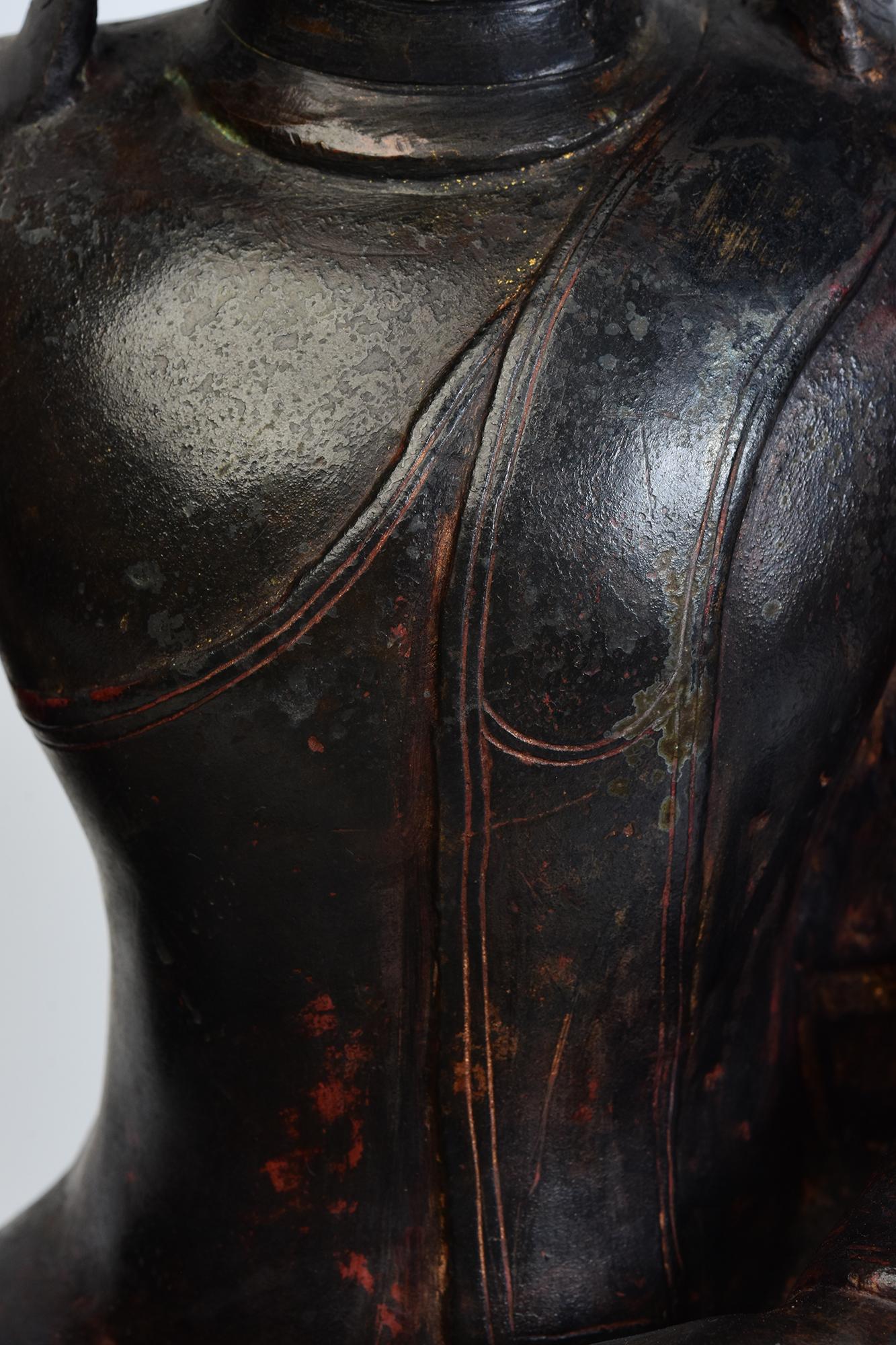 18th Century, Shan, Antique Burmese Bronze Seated Buddha In Good Condition For Sale In Sampantawong, TH