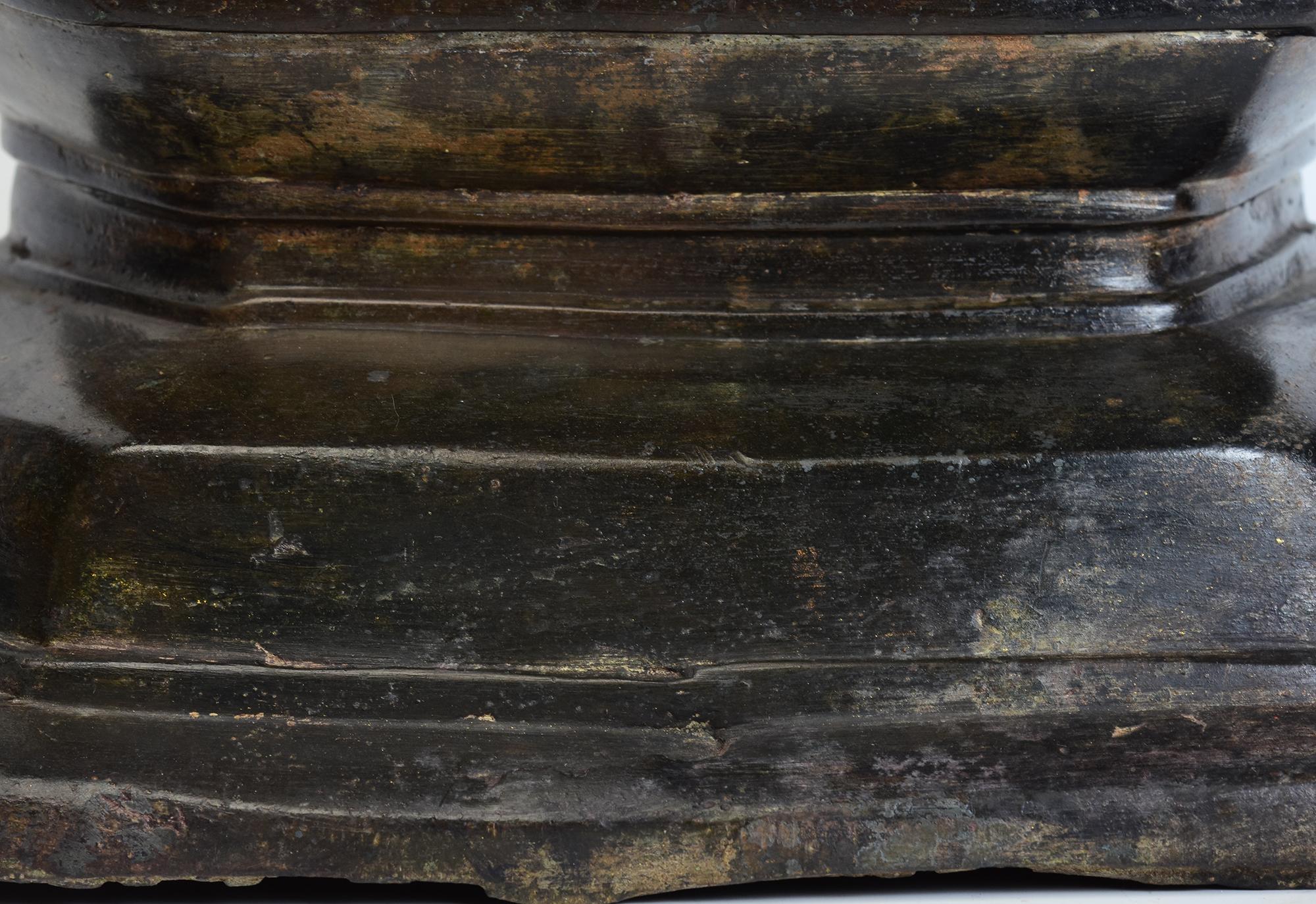18th Century, Shan, Antique Burmese Bronze Seated Buddha For Sale 1