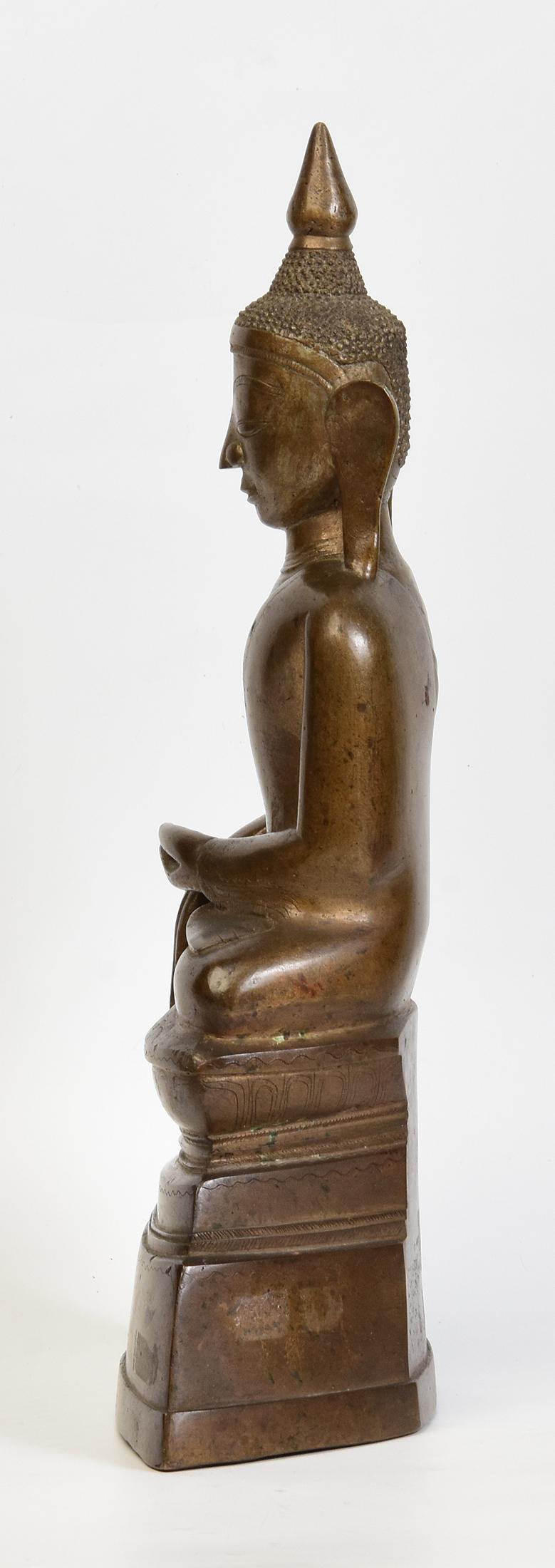 Bronze 18e siècle, Shan, Bouddha assis en bronze birman ancien en vente