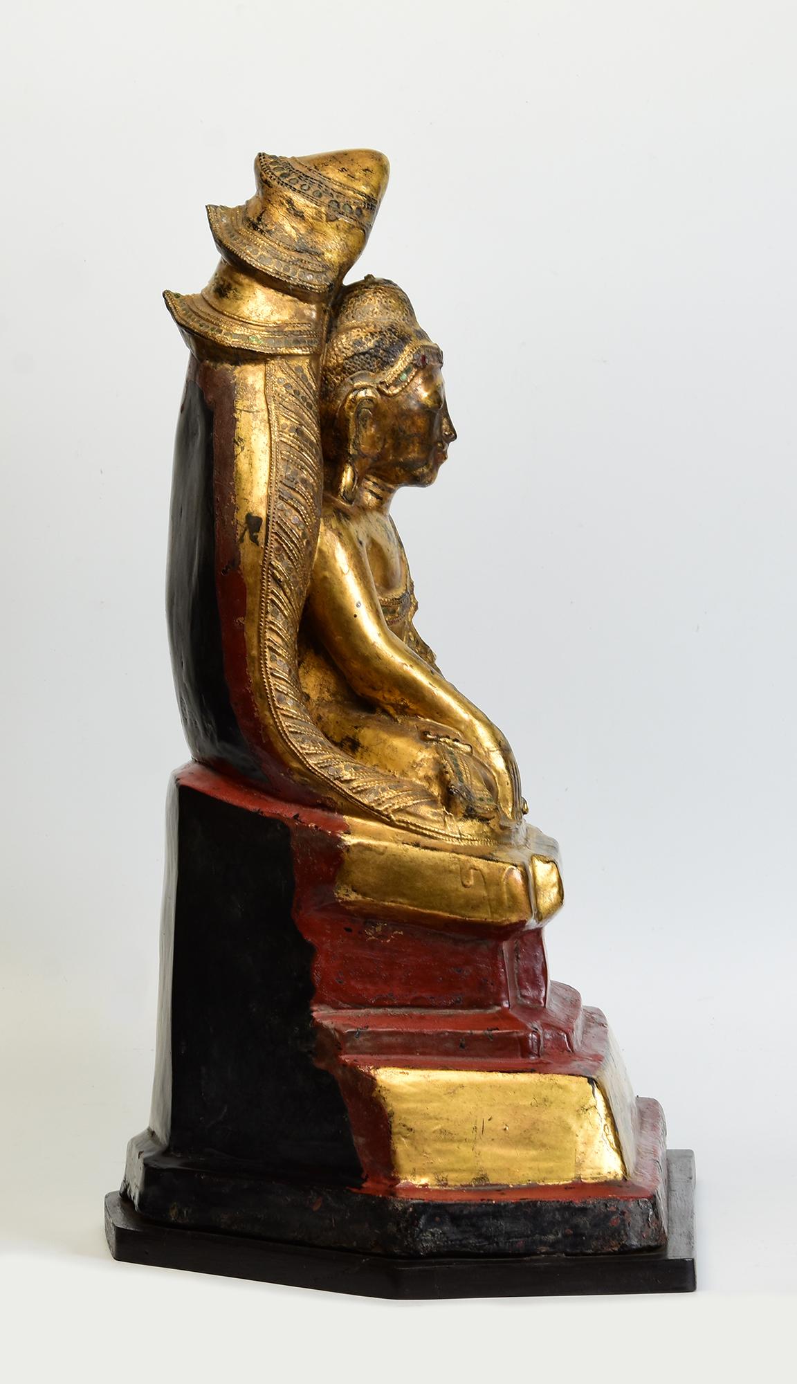 18e siècle, Shan, Bouddha assis laqué birman ancien protégé par Naga en vente 4