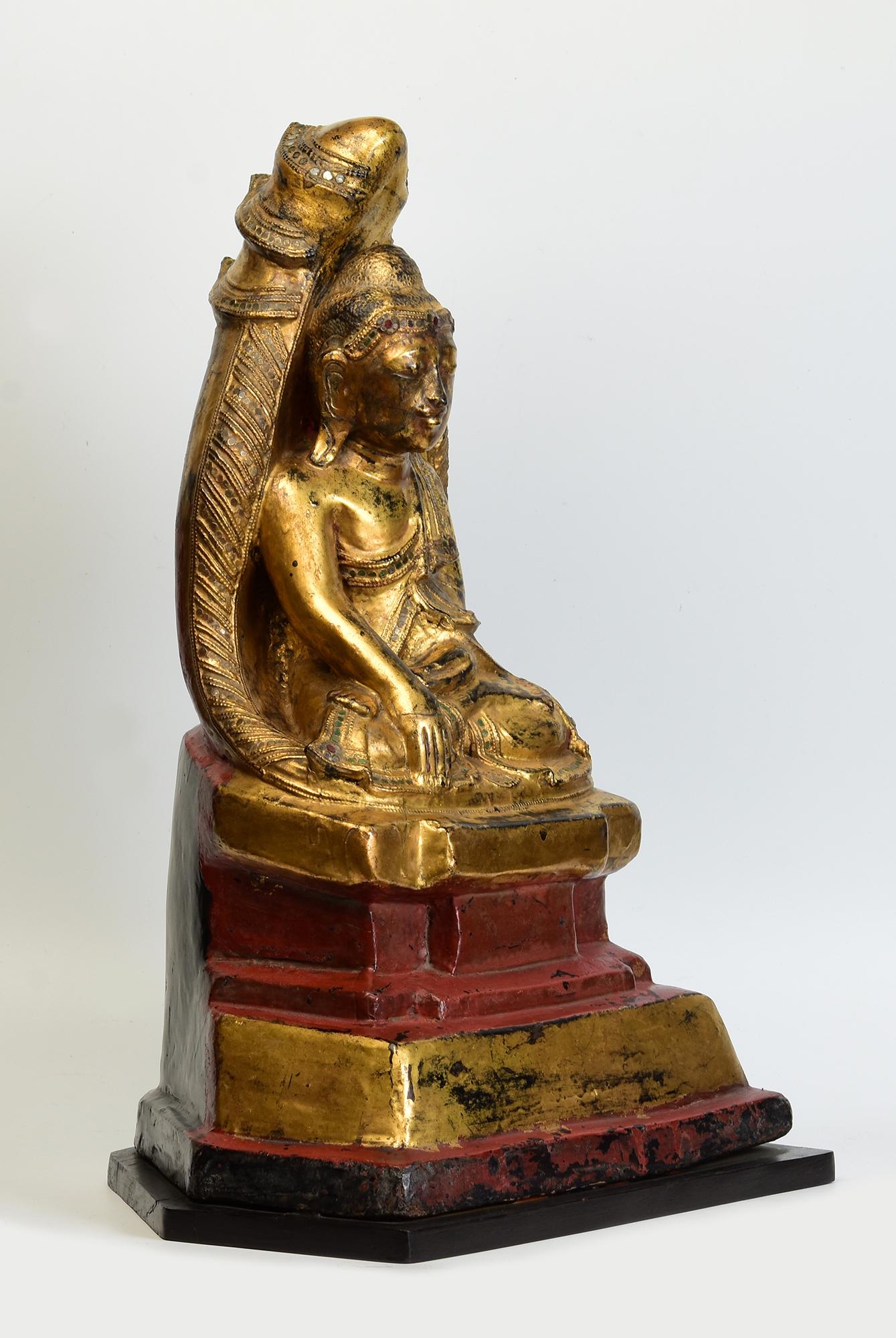 18e siècle, Shan, Bouddha assis laqué birman ancien protégé par Naga en vente 5