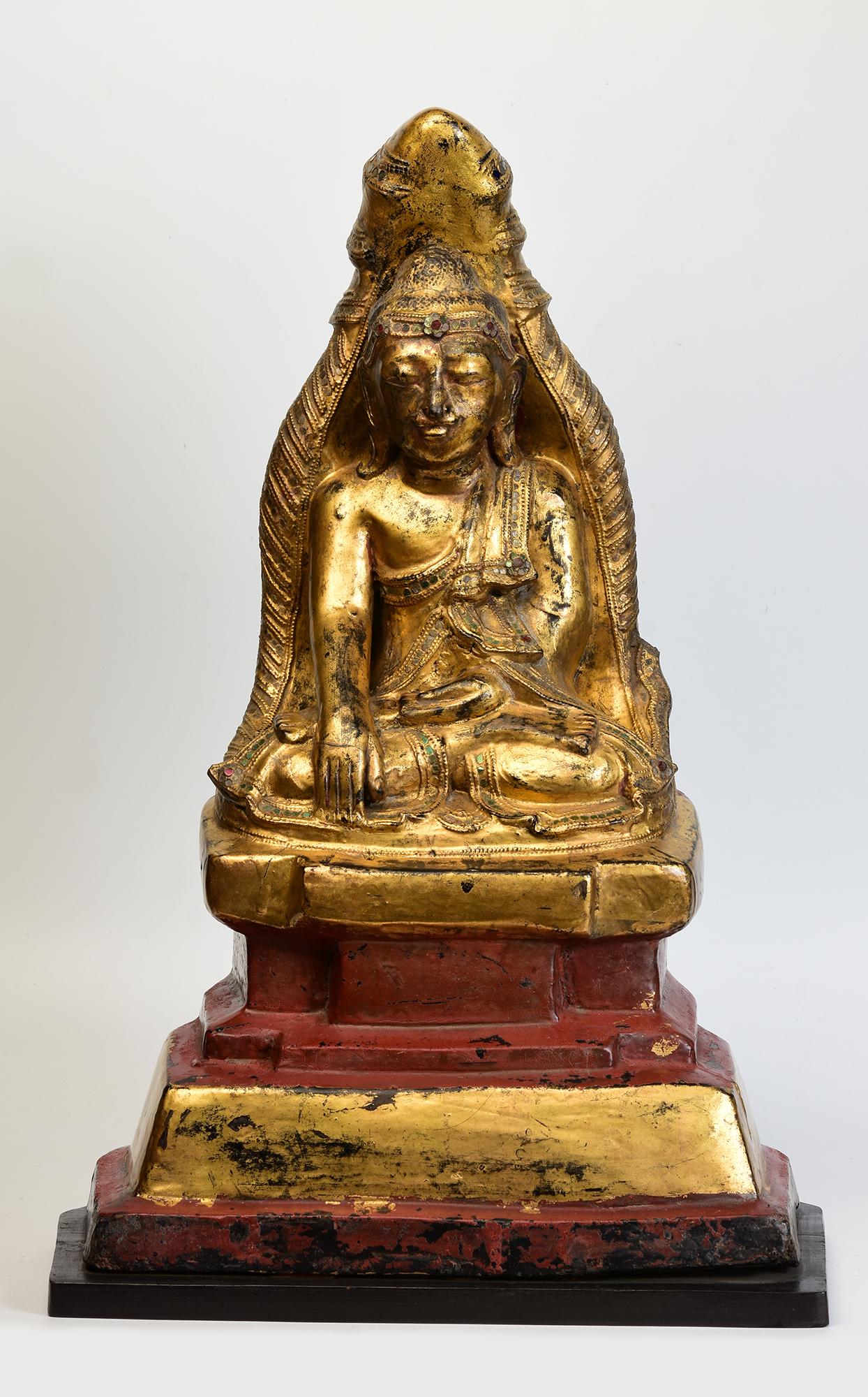 18e siècle, Shan, Bouddha assis laqué birman ancien protégé par Naga en vente 6