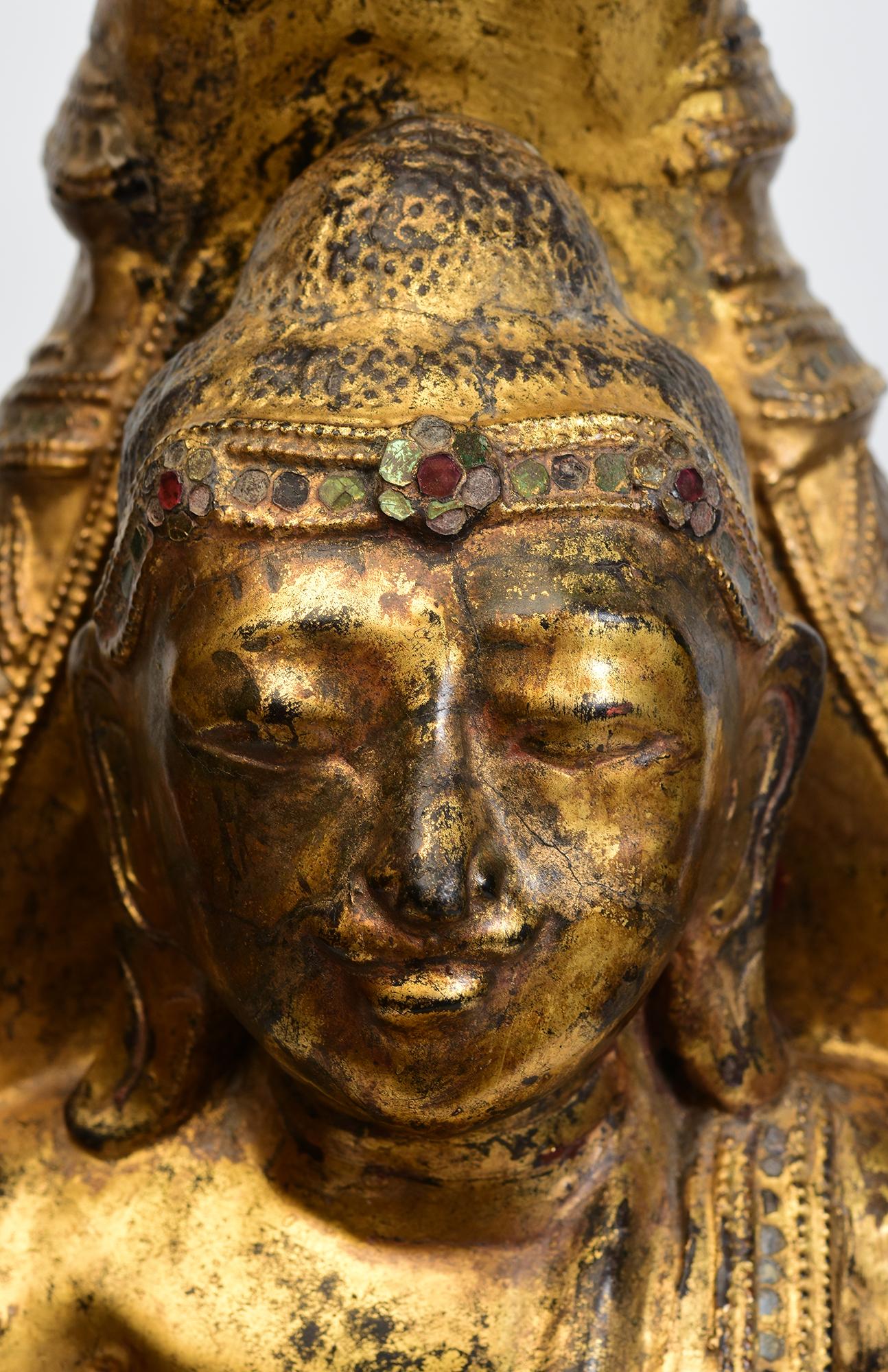 Ancien Bouddha birman laqué protégé par Naga Antiques avec or doré et verre.

Age : Birmanie, Période Shan, 18ème siècle
Dimensions sans le support : Hauteur 55.6 C.M. / Largeur 33.8 C.M. / Profondeur 25 C.M.
Hauteur avec support : 57.3