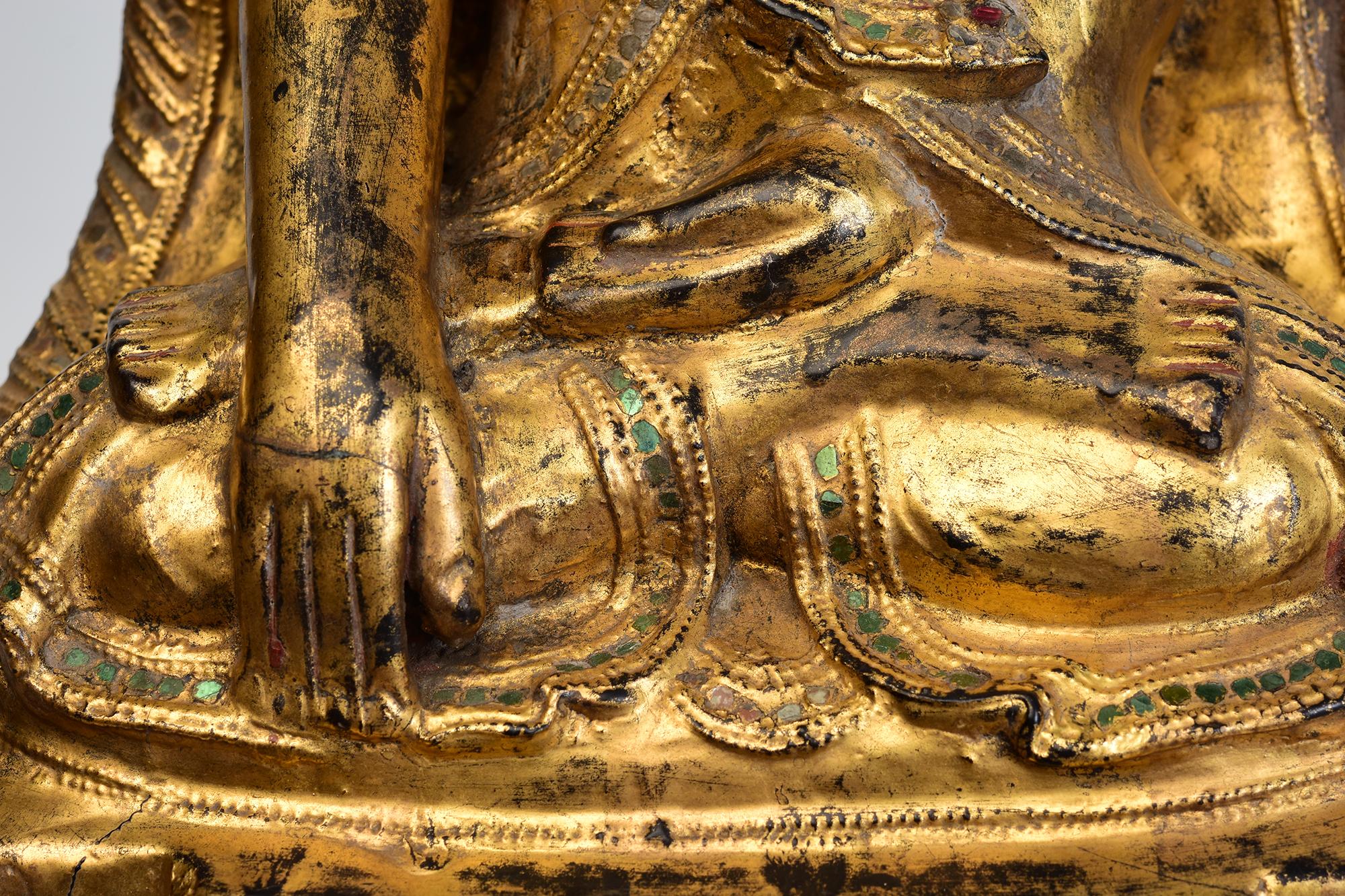 Doré 18e siècle, Shan, Bouddha assis laqué birman ancien protégé par Naga en vente
