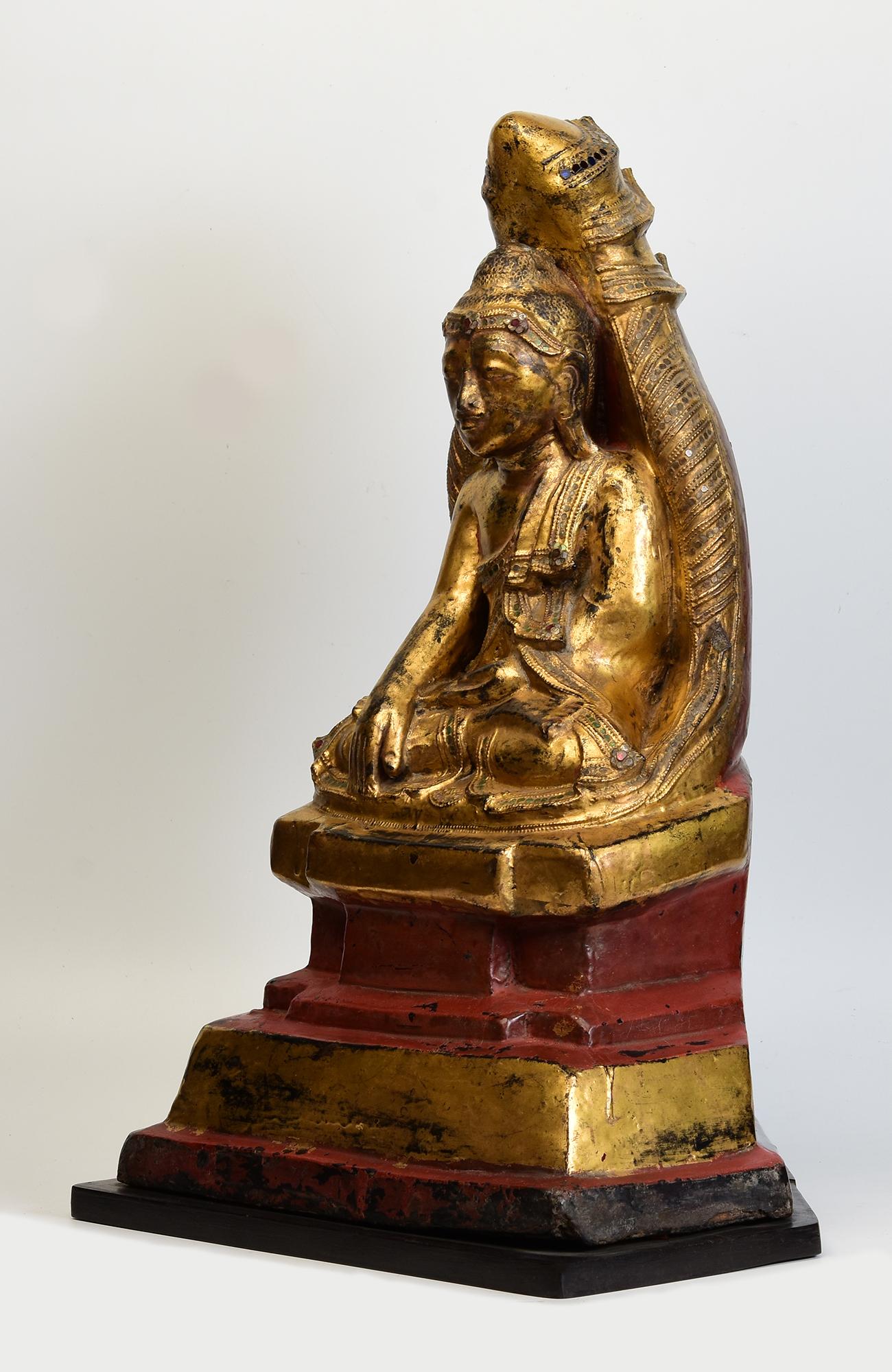 XVIIIe siècle et antérieur 18e siècle, Shan, Bouddha assis laqué birman ancien protégé par Naga en vente