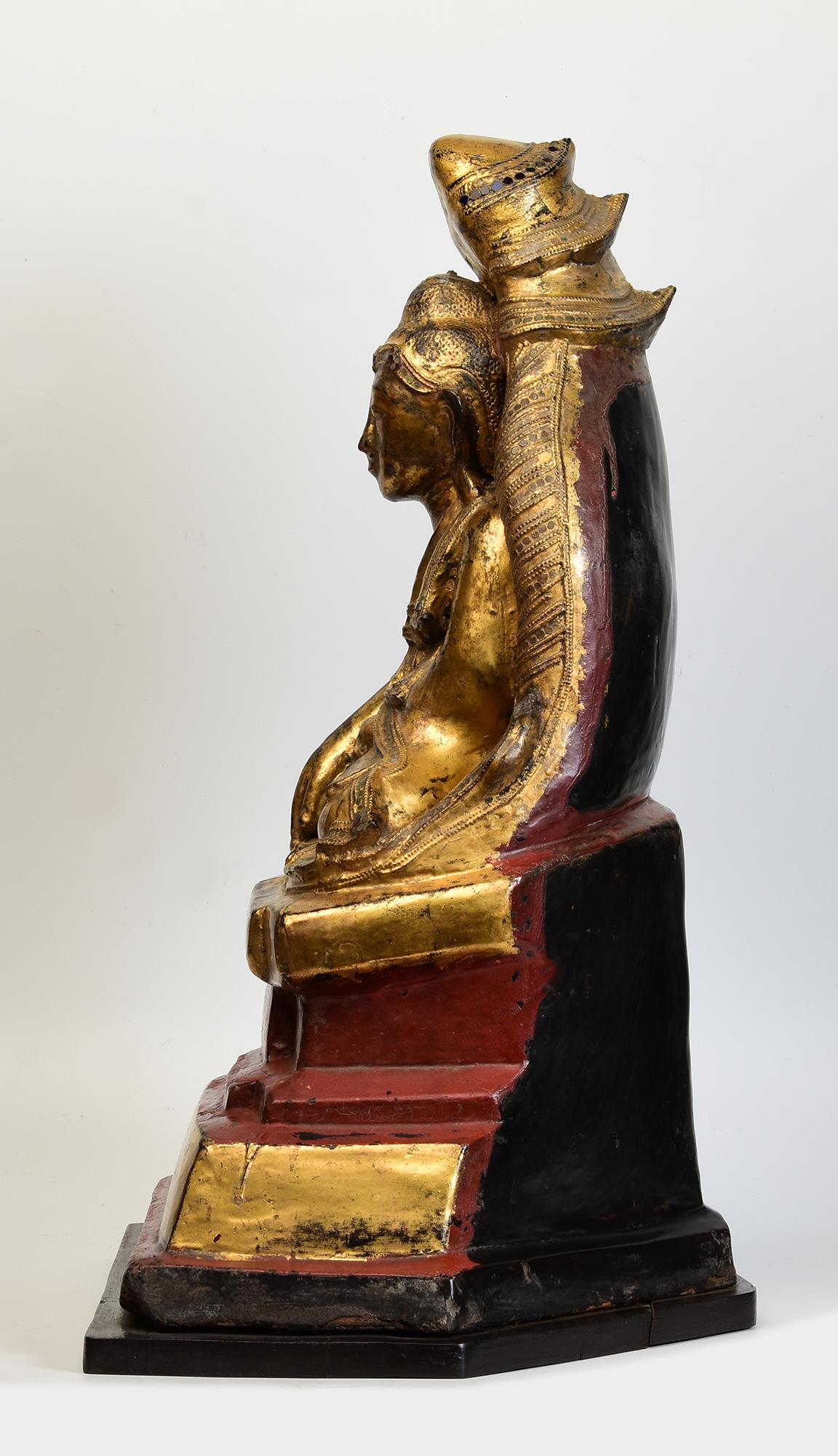 Laque 18e siècle, Shan, Bouddha assis laqué birman ancien protégé par Naga en vente