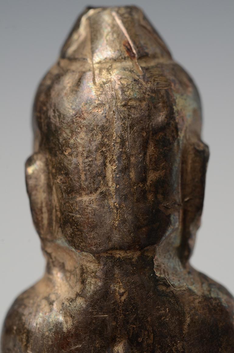 18. Jahrhundert, Shan, antiker burmesischer Silberrepousse-Buddha mit Ständer im Angebot 6