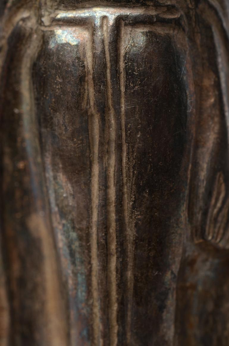 18. Jahrhundert, Shan, antiker burmesischer Silberrepousse-Buddha mit Ständer (18. Jahrhundert und früher) im Angebot