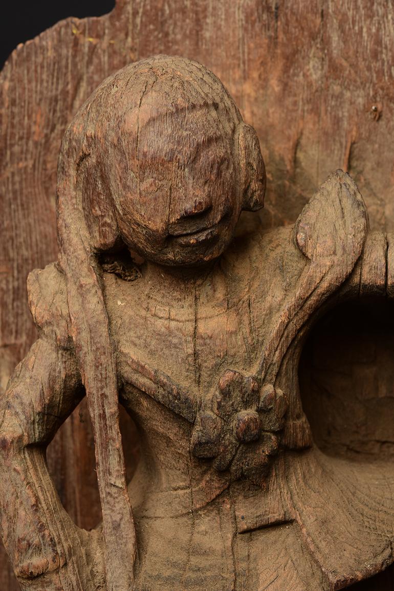 Panneau de danseuses en bois birman sculpté avec support.

Age : Birmanie, Période Shan, 18ème siècle
Taille : Hauteur 62 C.C. / Largeur 35 C.C. / Epaisseur 15 C.C.
Taille avec support : Hauteur 67.5 C.M.
Condit : Bon état général (quelques