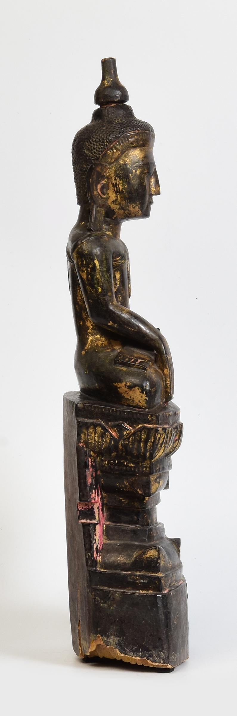 Bouddha assis en bois birman ancien Shan du 18ème siècle en vente 3