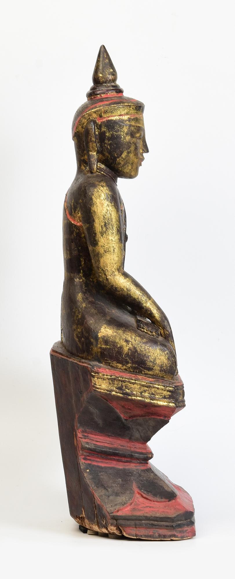 Bouddha assis en bois birman ancien Shan du 18ème siècle en vente 3