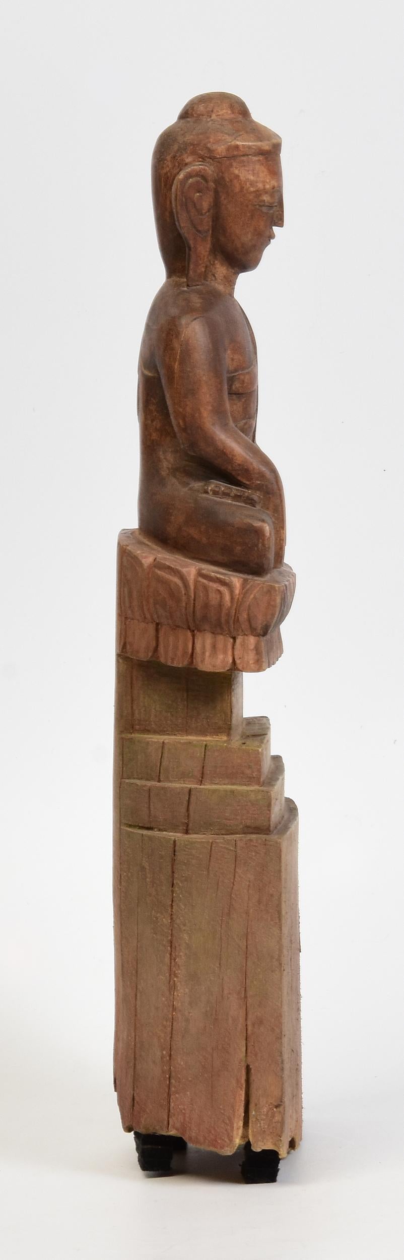 Bouddha assis en bois birman ancien Shan du 18ème siècle en vente 3