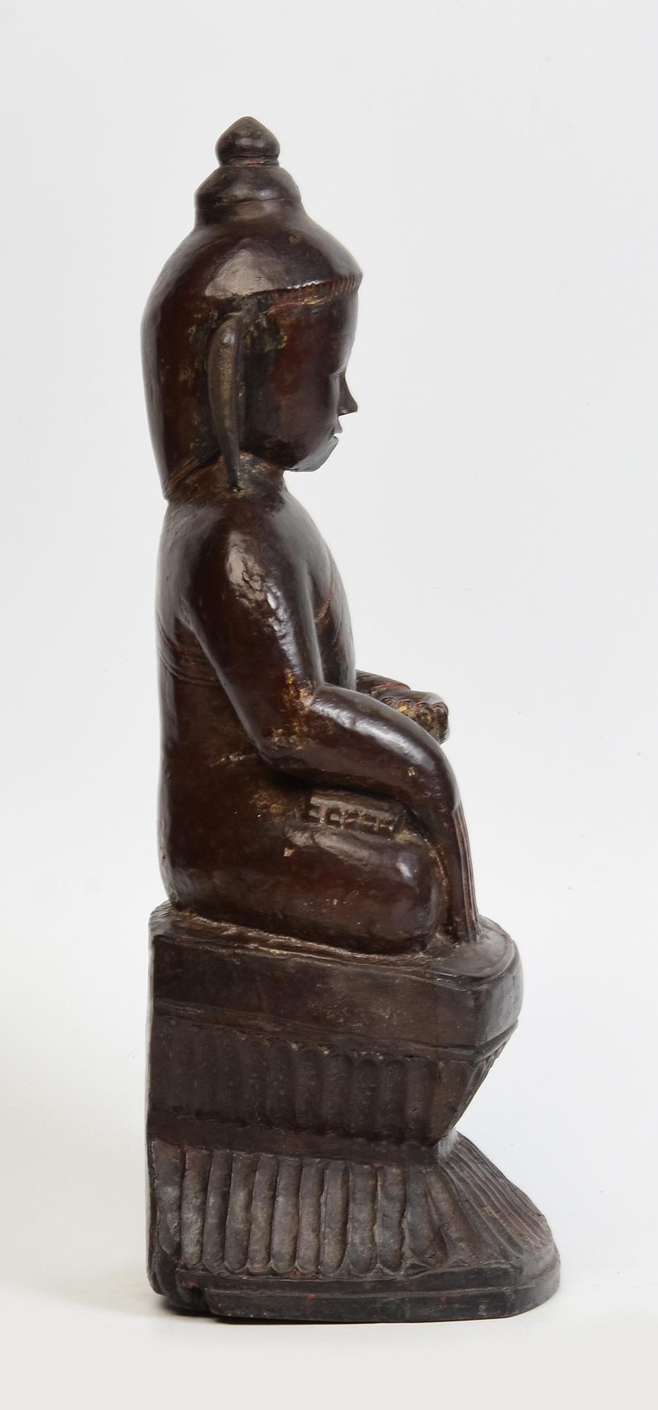 Bouddha assis en bois birman ancien Shan du 18ème siècle en vente 3