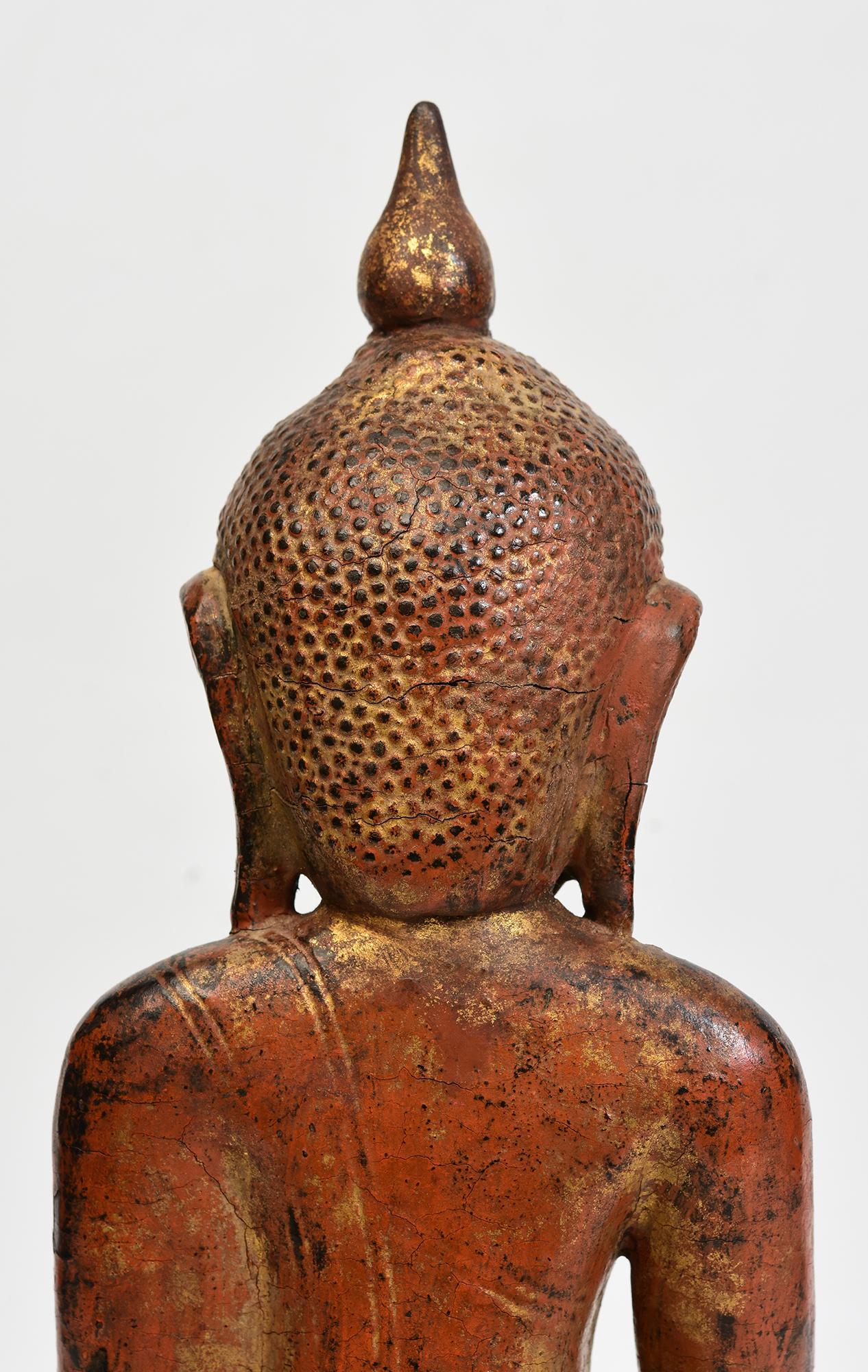 Bouddha assis en bois birman ancien Shan du 18ème siècle en vente 3
