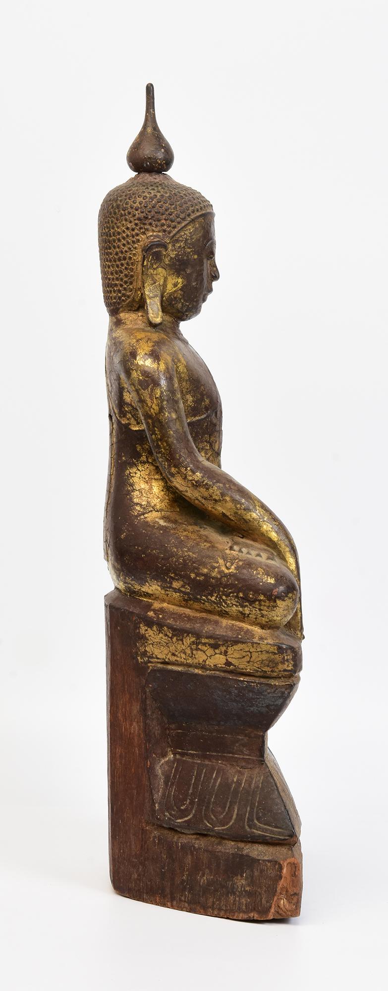 Bouddha assis en bois birman ancien Shan du 18ème siècle en vente 3