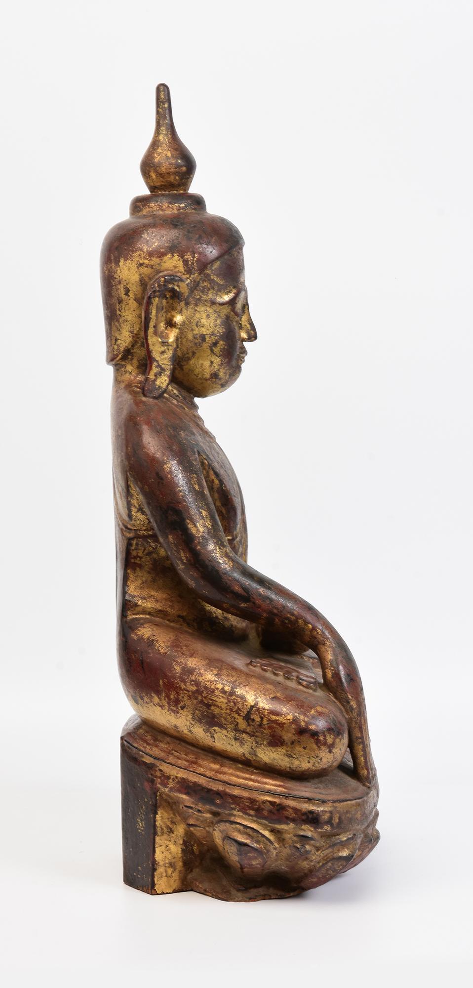 Bouddha assis en bois birman ancien Shan du 18ème siècle en vente 3