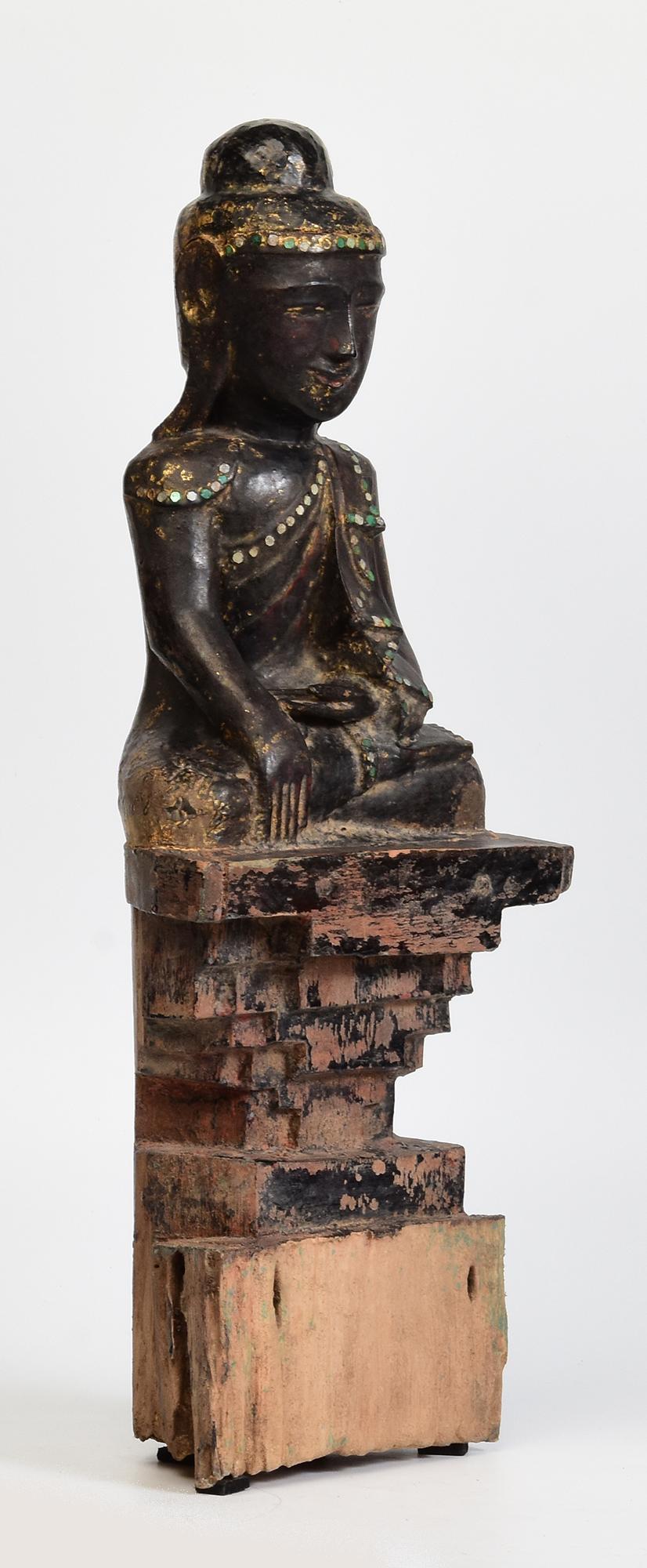 Bouddha assis en bois birman ancien Shan du 18ème siècle en vente 4