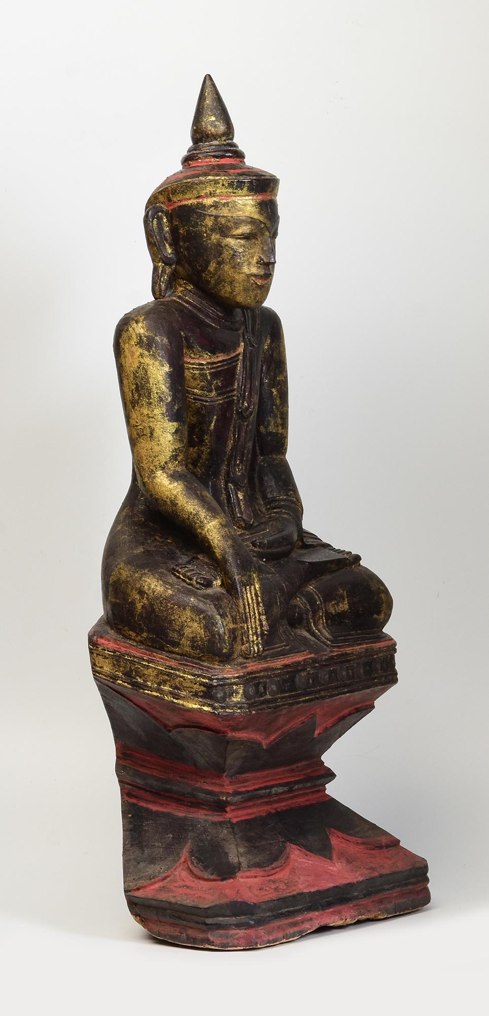 Bouddha assis en bois birman ancien Shan du 18ème siècle en vente 4