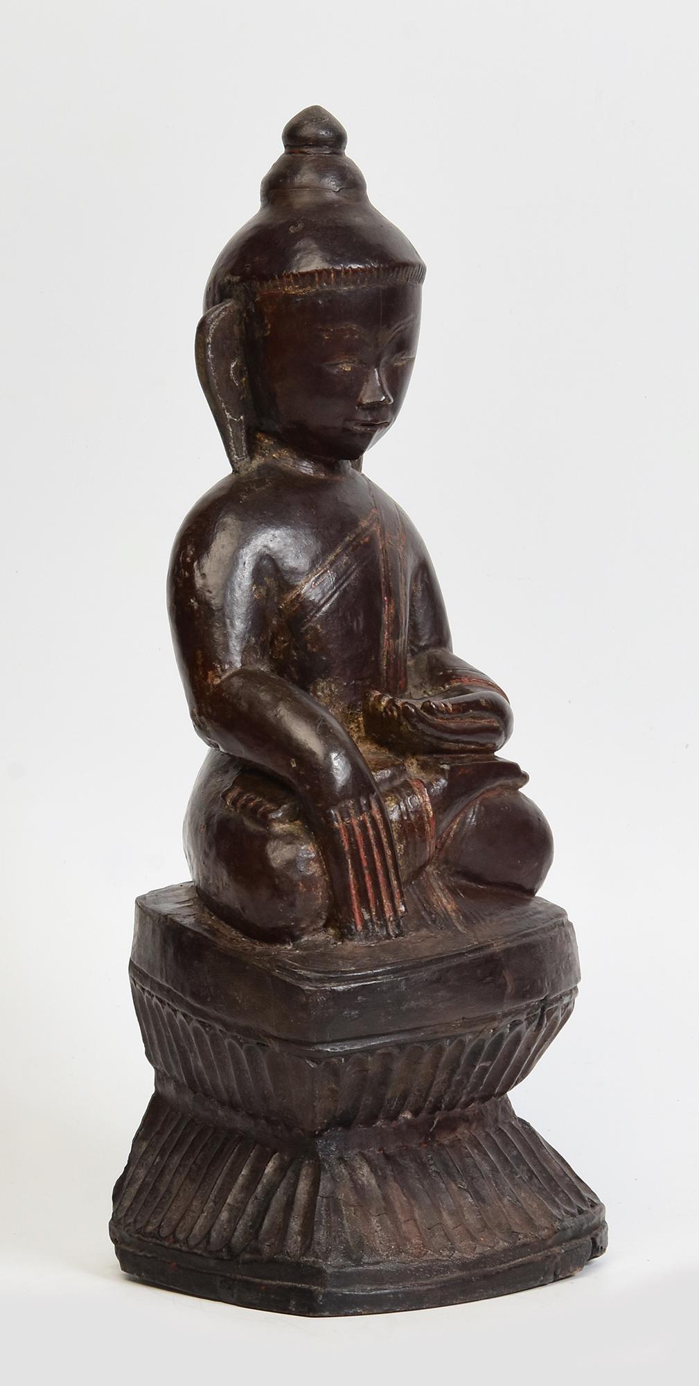 Bouddha assis en bois birman ancien Shan du 18ème siècle en vente 4