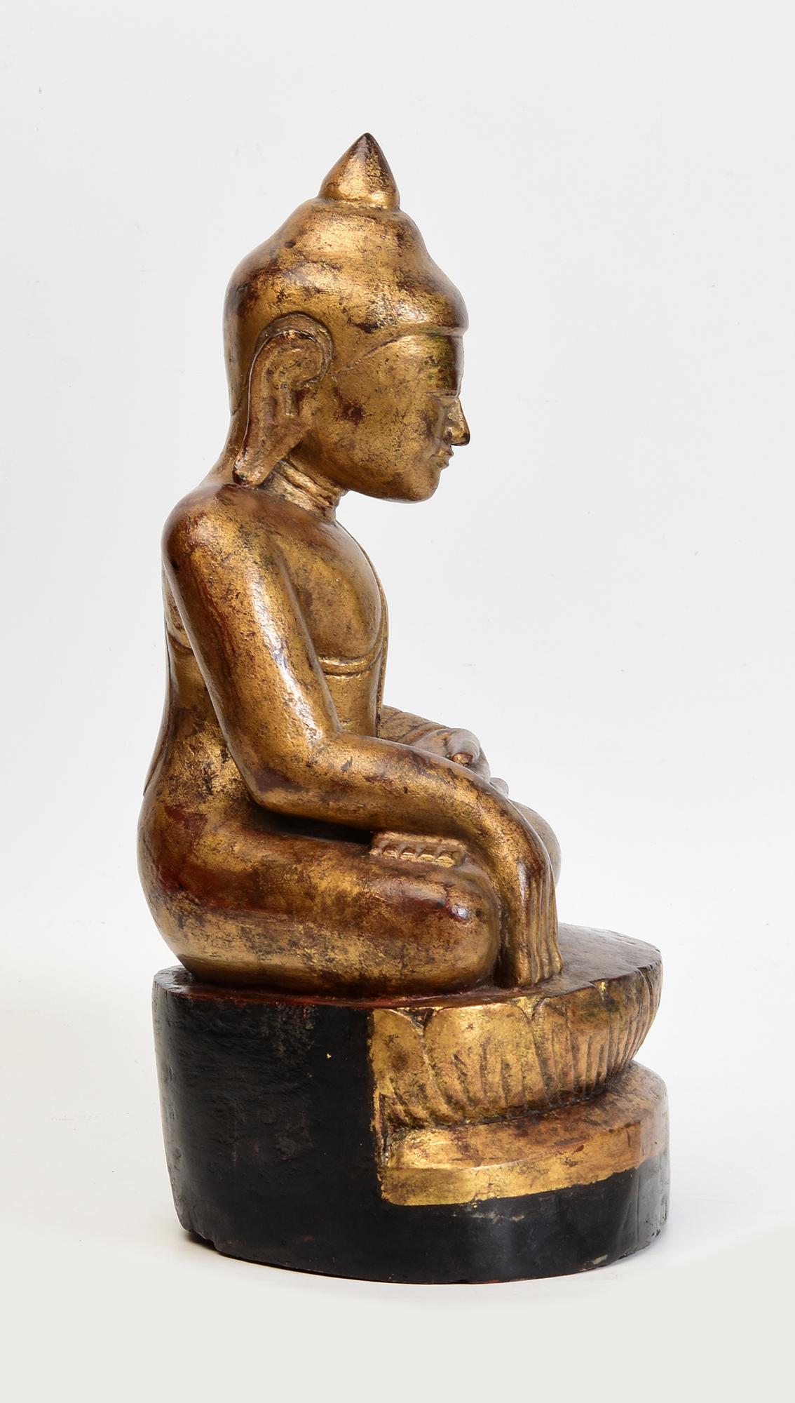 Bouddha assis en bois birman ancien Shan du 18ème siècle en vente 4